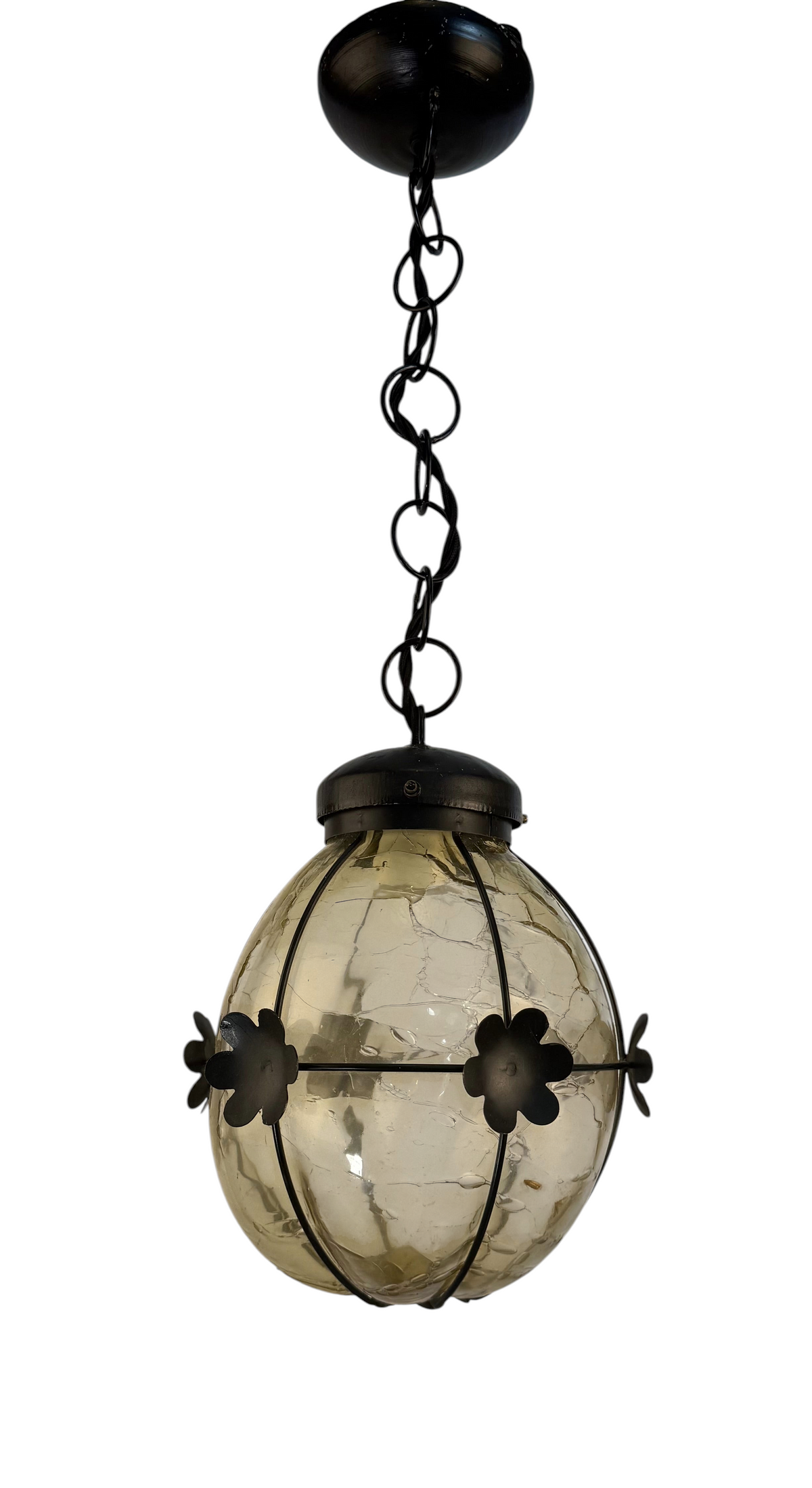 Modighus.se vintage smideslampa från 1960-talet med gult bubbligt glas och svart metallställning med blommotiv.