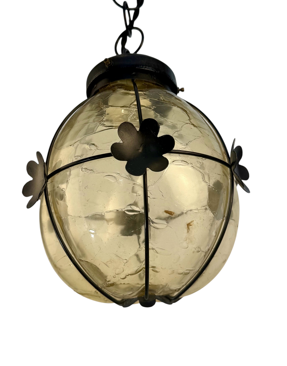 Modighus.se vintage smideslampa från 1960-talet med gult bubbligt glas och svart metallkorg med blommotiv