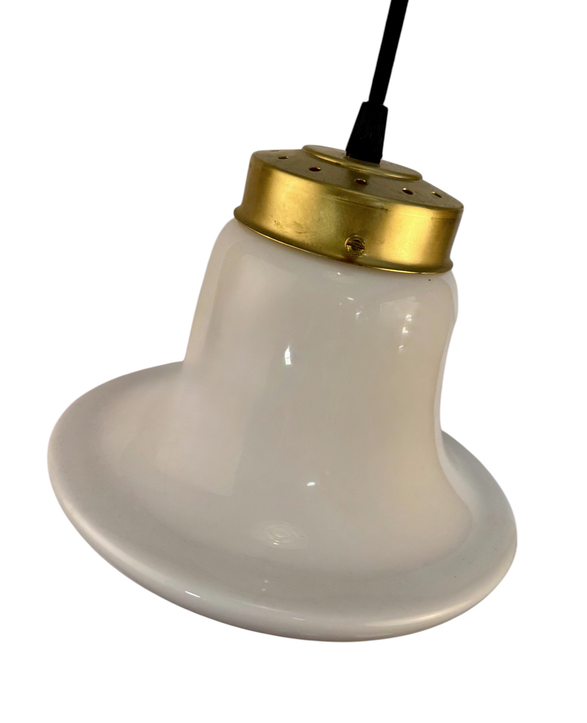 Modighus.se elegant taklampa i vitt glas från 1960-talet med mässingsfäste och svart textilkabel.