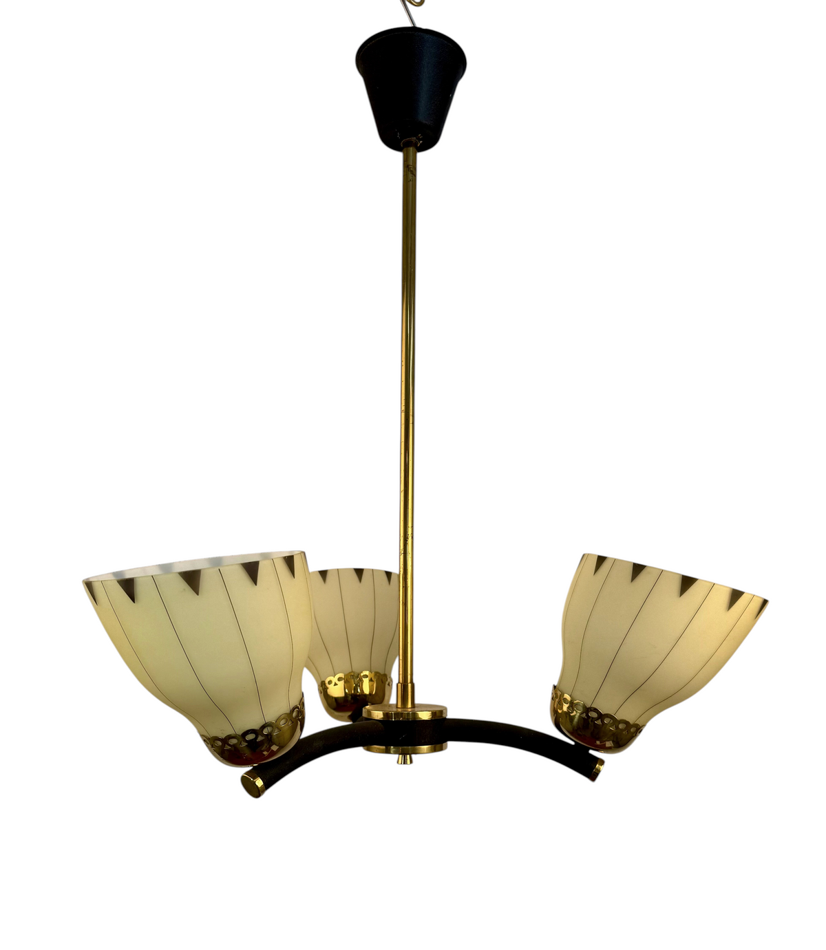 Modighus.se retro taklampa från 1950-talet med tre gula glasskärmar, svart stomme och detaljer i mässing.