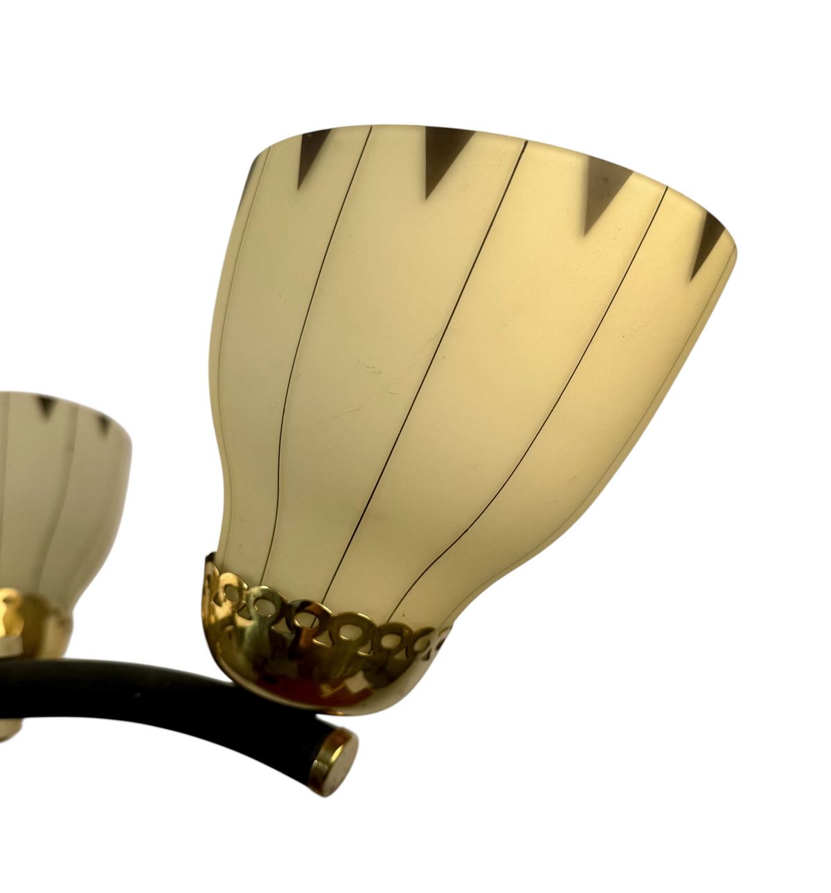Modighus.se retro taklampa från 1950-talet med gula glasskärmar, svart stomme och detaljer i mässing.