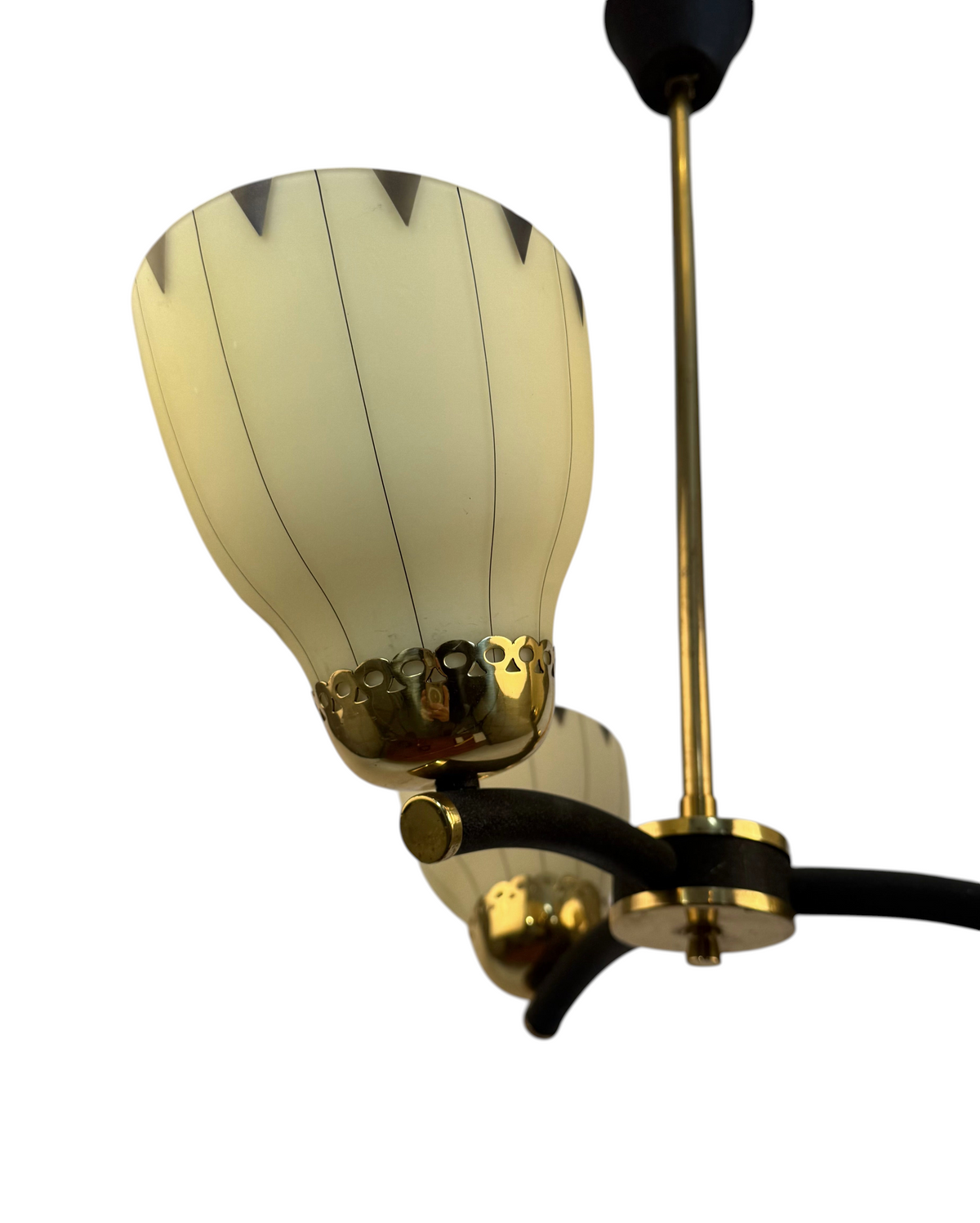 Modighus.se retro taklampa från 1950-talet med tre glaskupor i gult glas, svart stomme och detaljer i mässing.