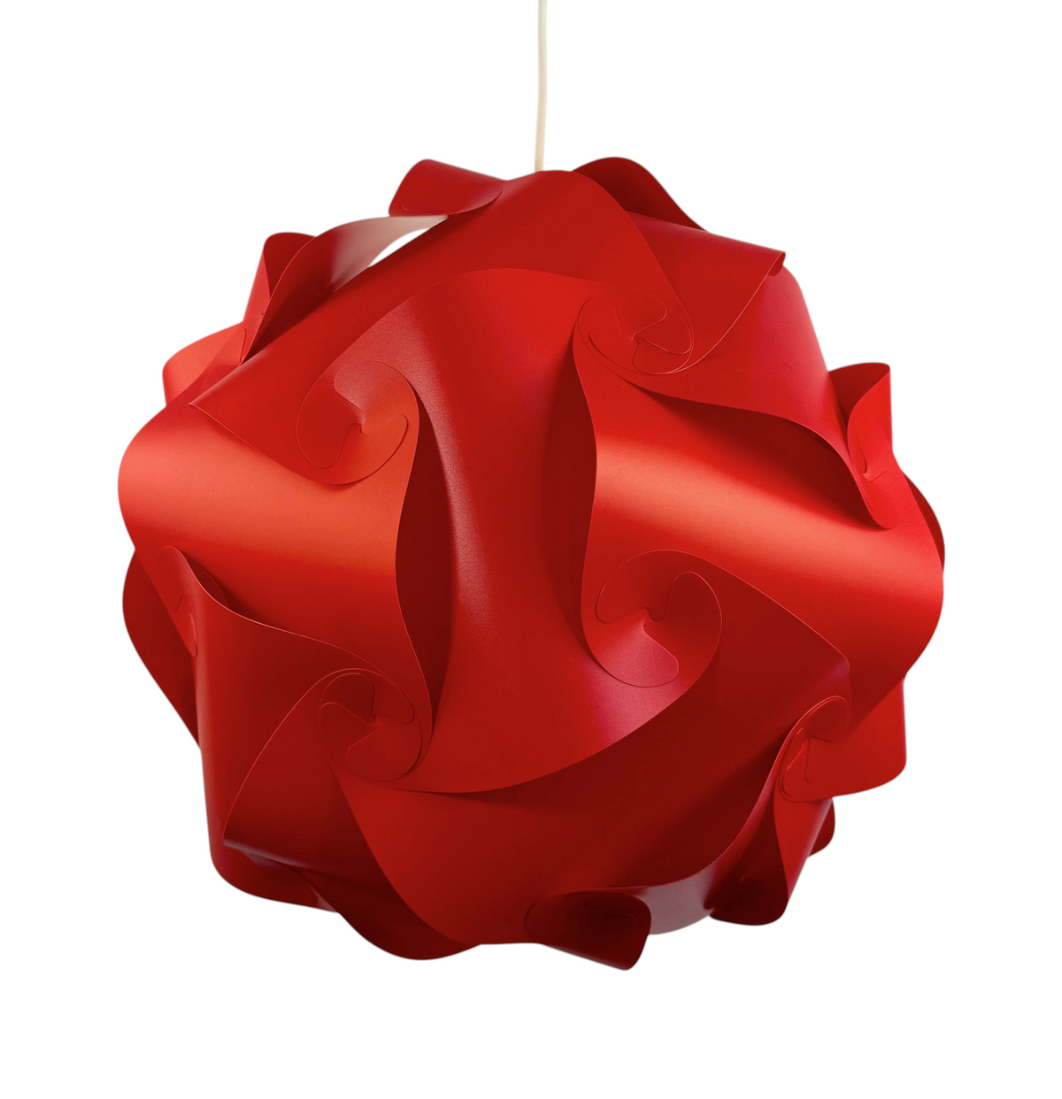 Modighus.se IQ lampa i röd plast med en unik geometrisk och modulär design för kreativ inredning.