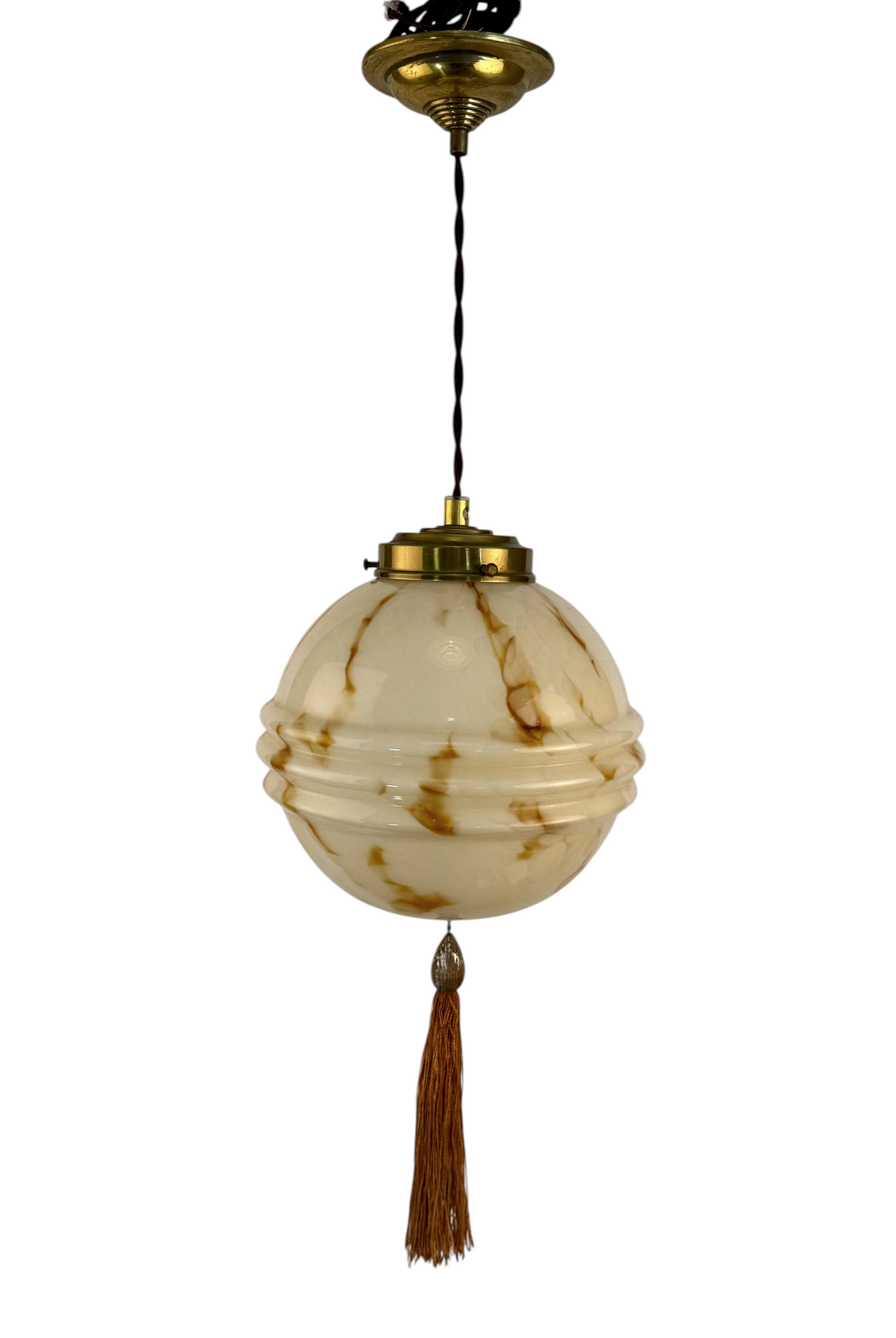 Modighus.se vintage taklampa från 1940-talet med marmorerad glaskupa, mässingsdetaljer och brun textiltofs.