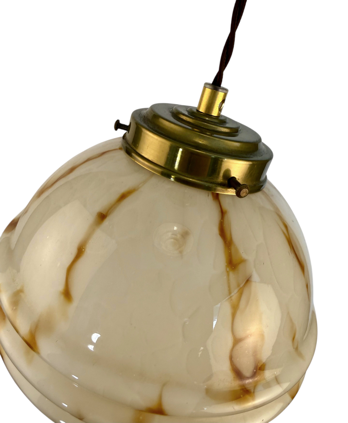 Modighus.se vintage taklampa med gul-marmorerad glaskupa och detaljer i mässing från 1940-talet