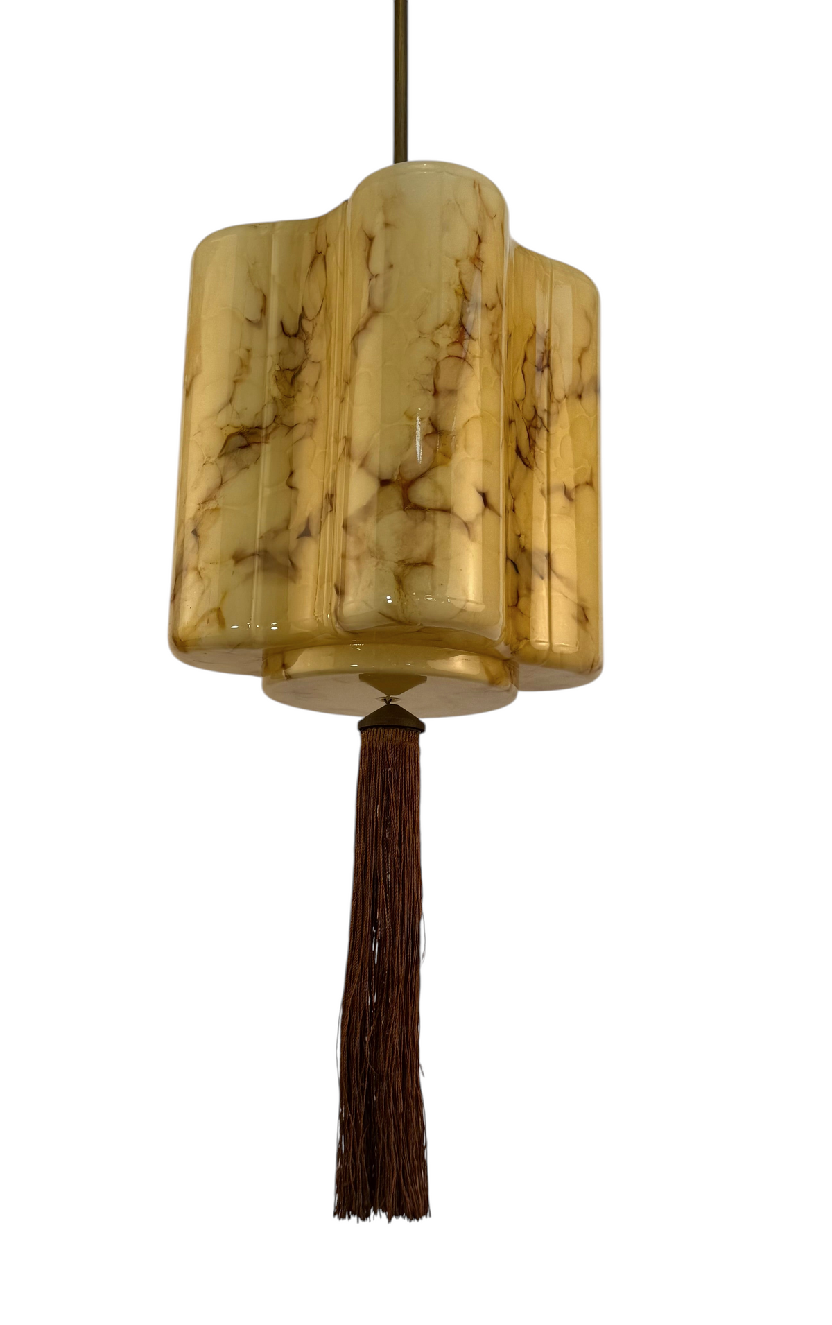 Modighus.se vintage taklampa från 1940-talet med gulmarmorerad glaskupa, mässingsdetaljer och brun textiltofs.