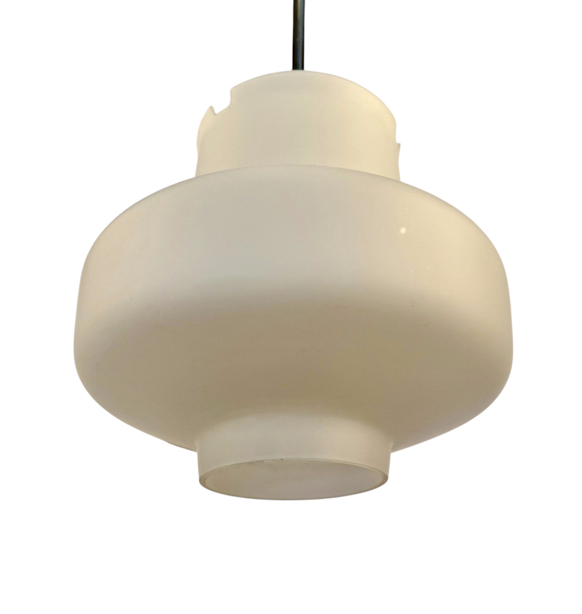 Modighus.se ASEA taklampa i mattvitt glas från 1960-talet med elegant rundad form och kromad pendel