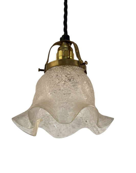 Modighus.se vintage fönsterlampa i klarglas med luftbubblor, mässingsfäste och svart tvinnad textilkabel.
