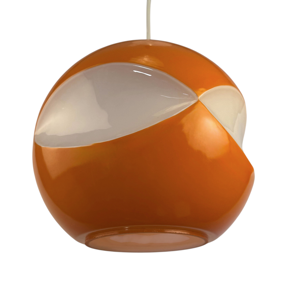 Modighus.se retro space age taklampa i orange och vitt glas från 1960- eller 1970-talet med rund form.