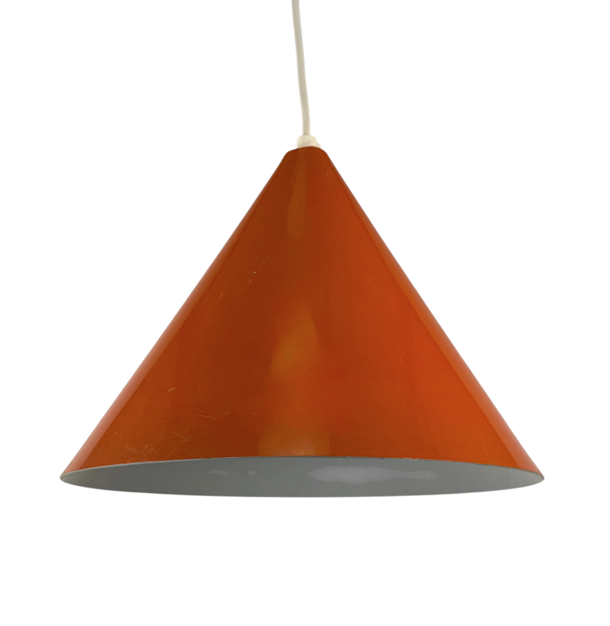 Modighus.se orange taklampa i industristil av plåt med konisk skärm från 1970-talet i fint vintageskick