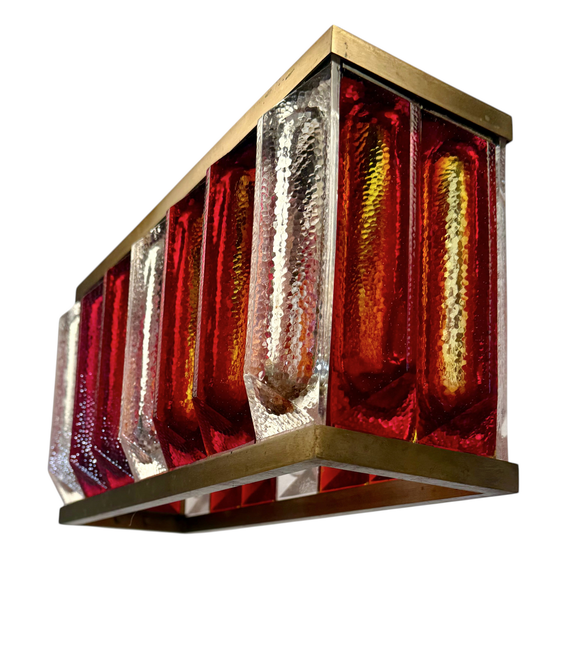 Modighus.se taklampa Prax från Reijmyre i 1970-talsdesign med mässingsstomme och rött samt klart strukturerat glas.