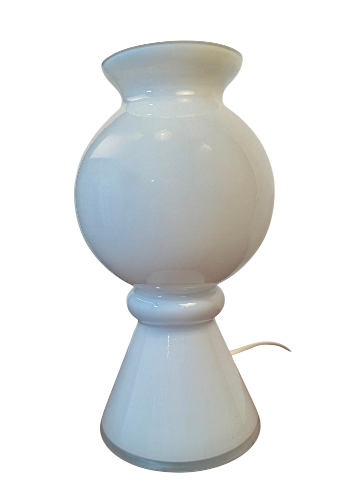 Modighus.se retro bordslampa i vitt glas från 1960-talet med elegant formad fot och rundad skärm