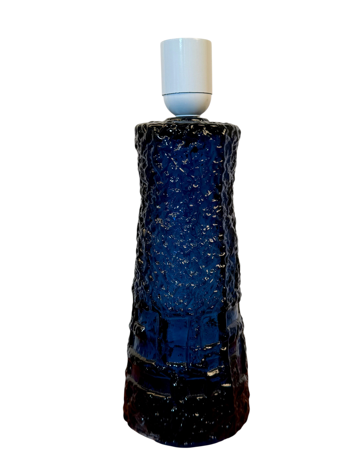 Modighus.se bordslampa i blått glas från Ruda Glasbruk, designad av Göte Augustsson under 1960-talet.