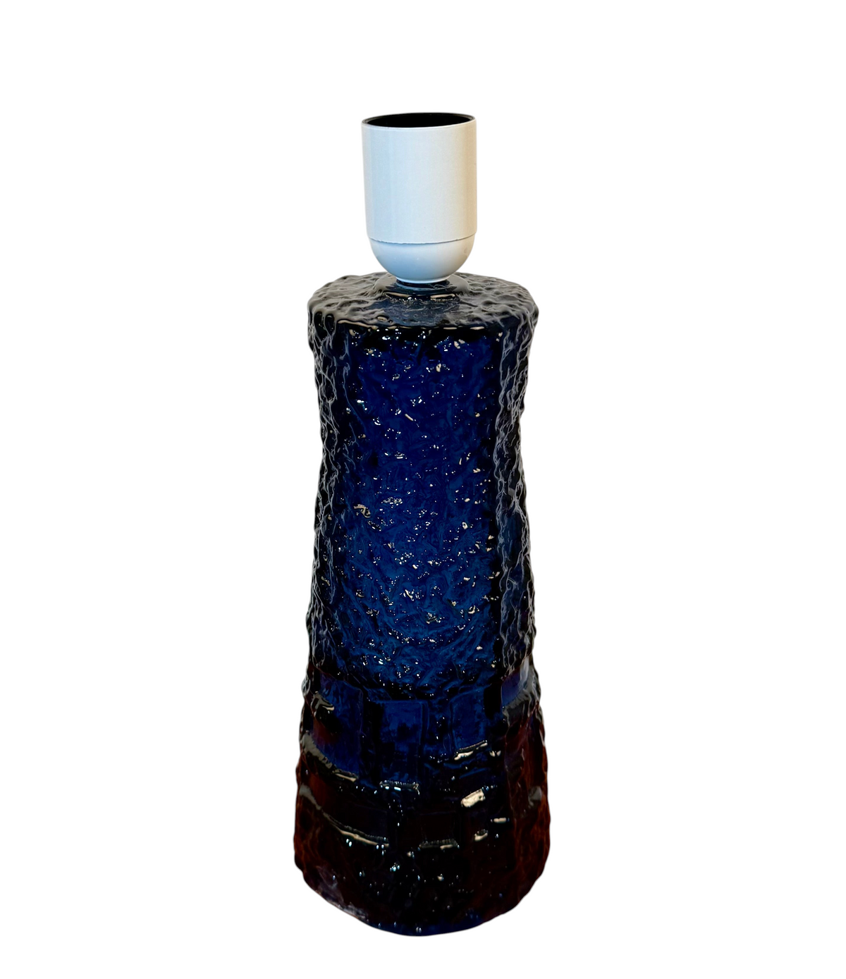 Modighus.se bordslampa från Ruda Glasbruk i blått strukturerat glas designad av Göte Augustsson på 1960-talet.