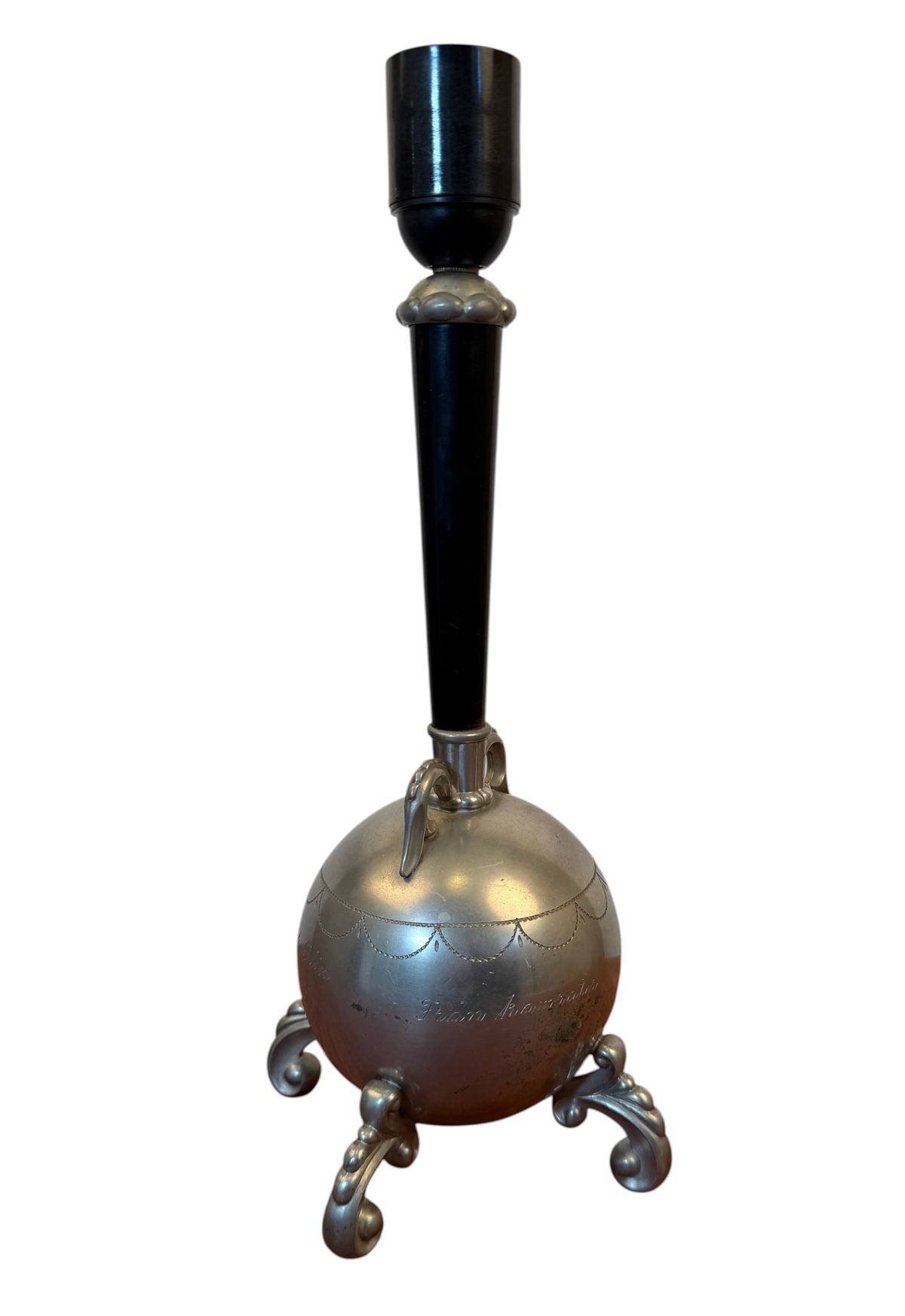 Modighus.se bordslampa i tenn och svart bakelit från 1930-talet med dekorativ glob och inskriptioner