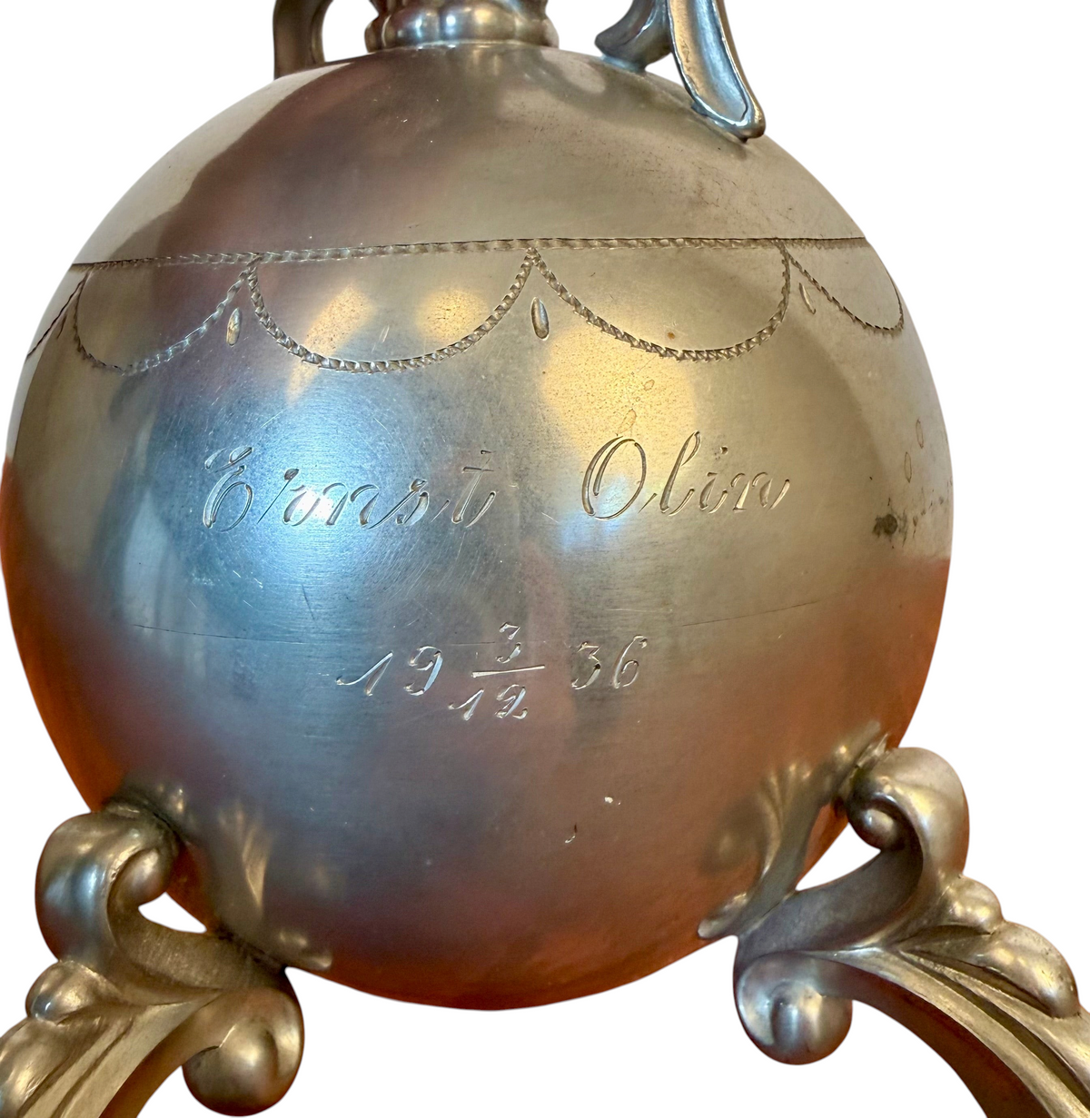 Modighus.se bordslampa i tenn från 1930-talet med dekorativ gravyr på den klotformade foten