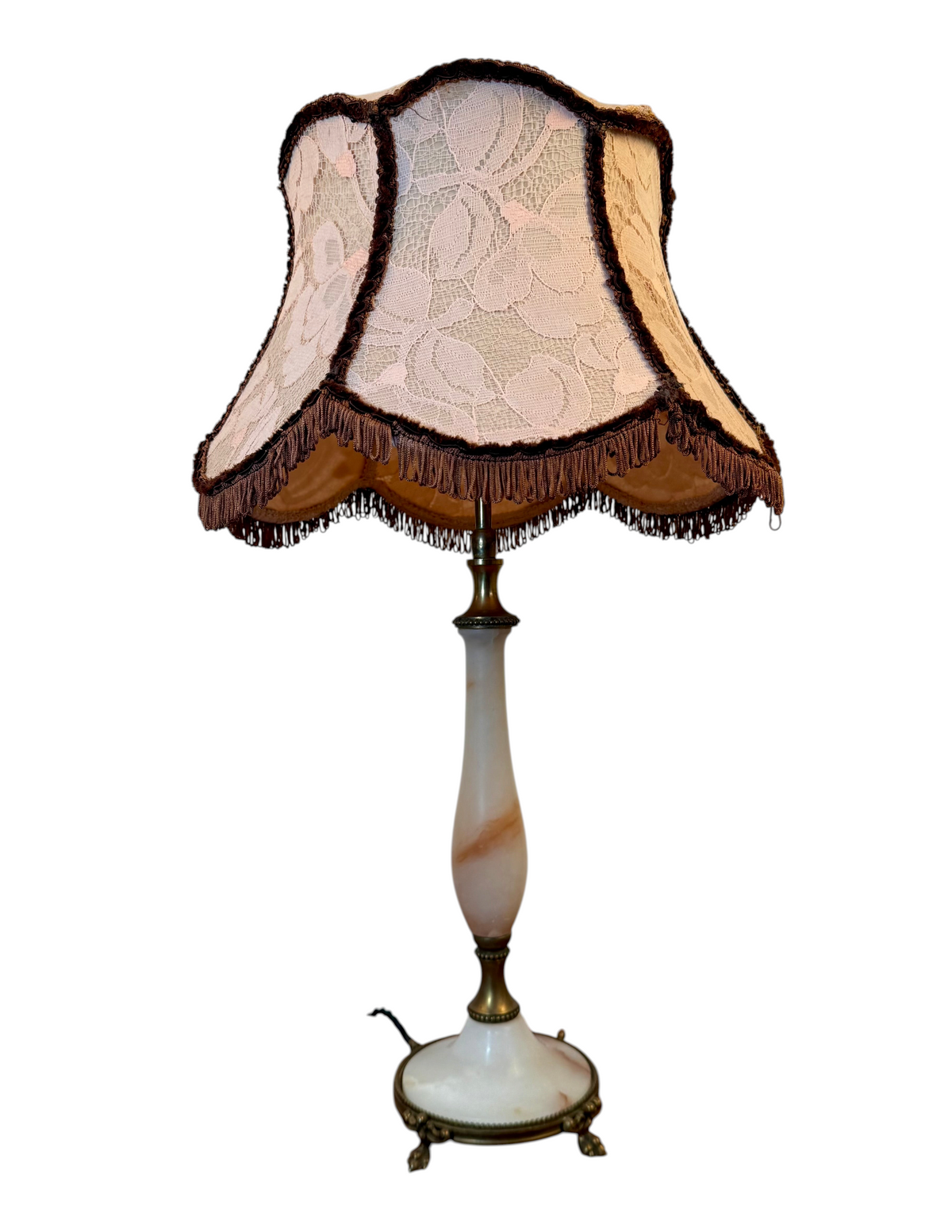 Modighus.se bordslampa från 1930-talet i rosa onyx och mässing med dekorativa lejonfötter och matchande textilskärm