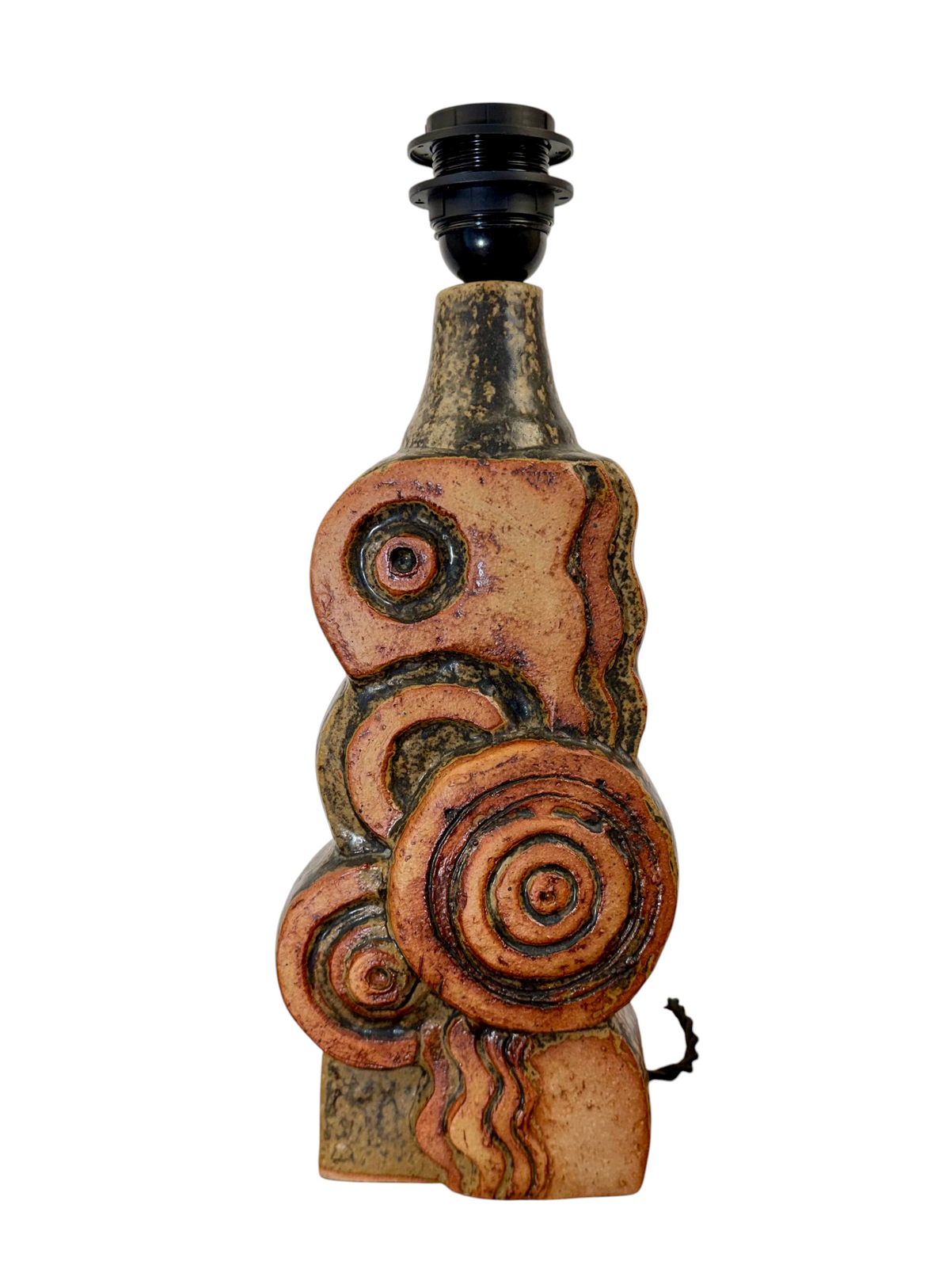 Modighus.se keramiklampa av Bernard Rooke i brutalistisk design med bruna och beige toner från 1960-talet.