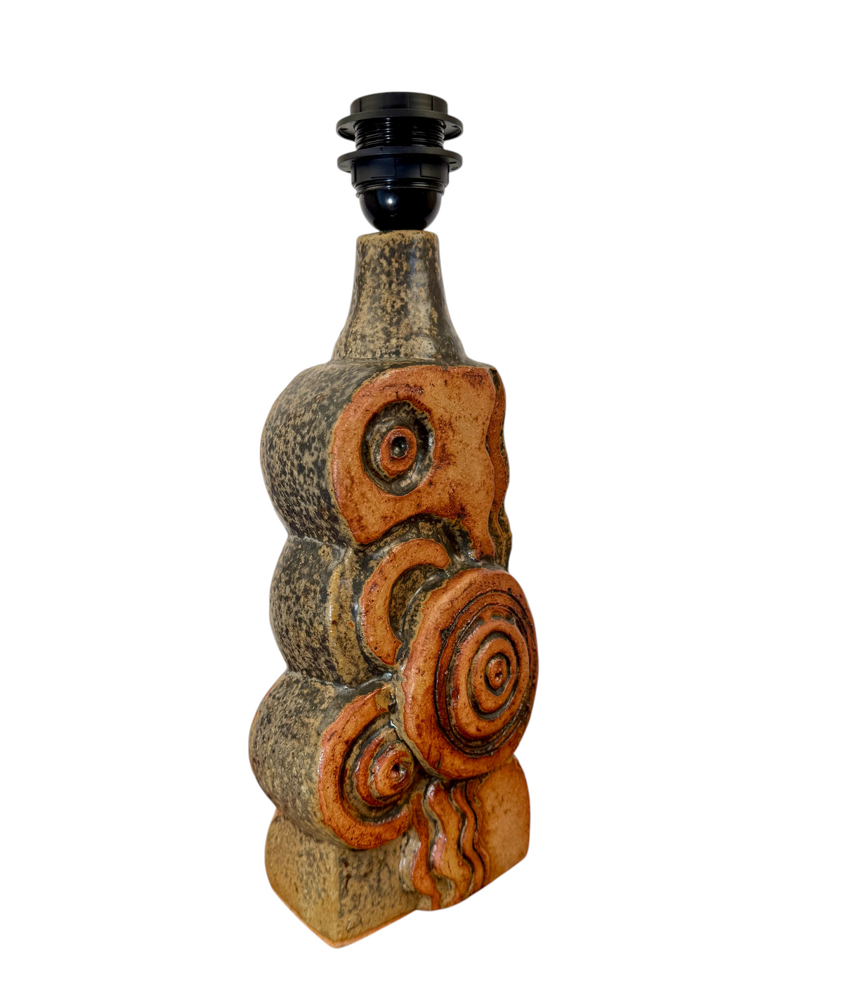 Modighus.se keramiklampa av Bernard Rooke i brutalistisk design med brun och beige glasyr från 1960-talet.