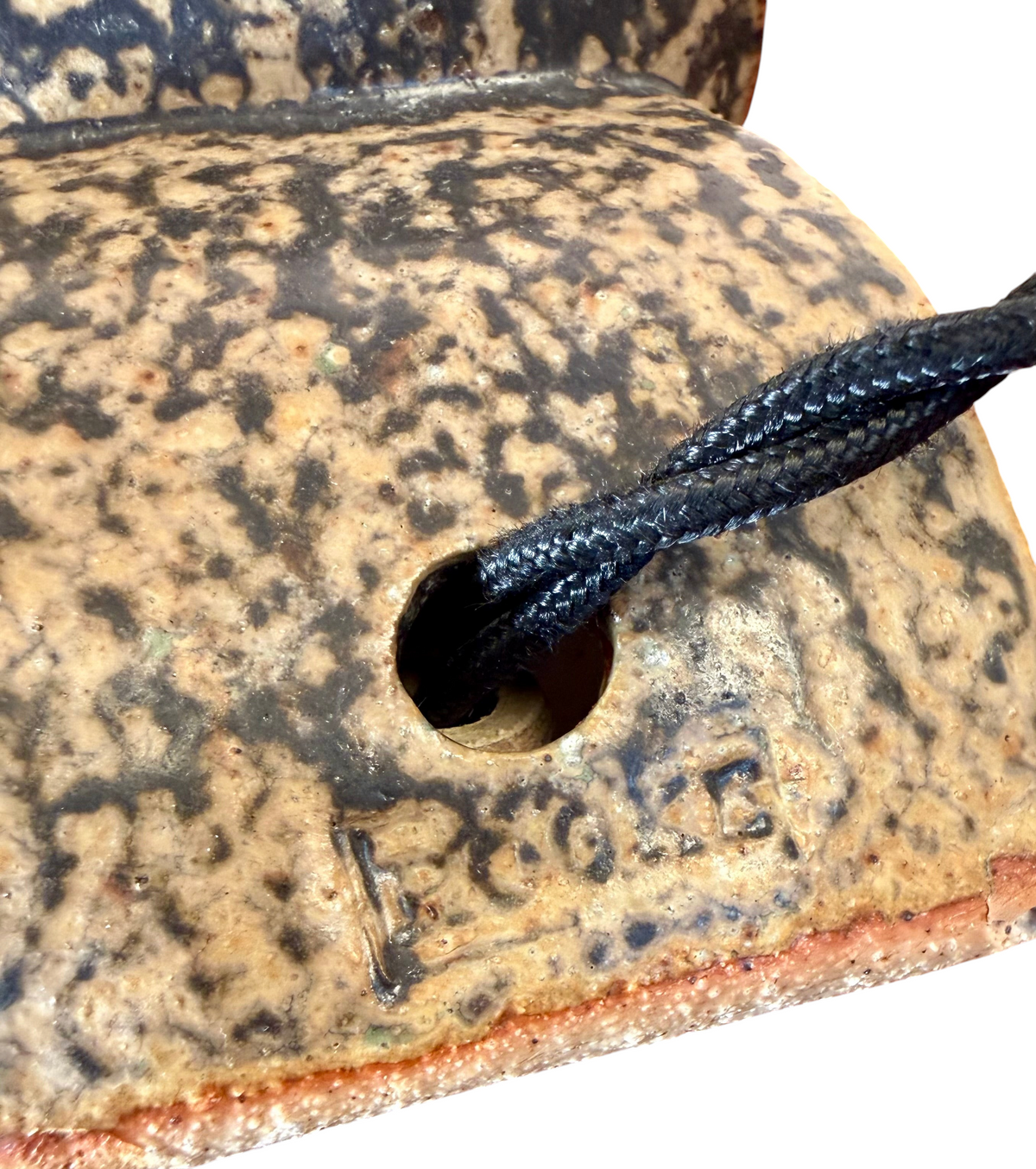 Modighus.se keramiklampa av Bernard Rooke med detaljbild på stämpel och texturerad brun-beige yta i brutalistisk stil