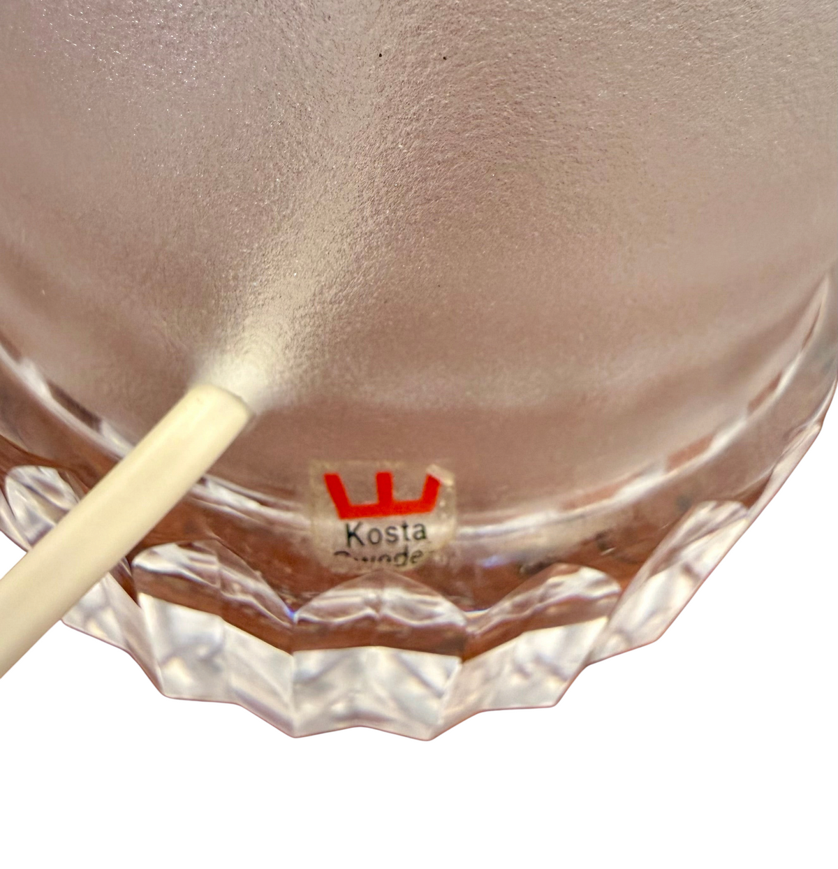 Modighus.se bordslampa från Kosta Glasbruk i frostat och klart glas med originaletikett från 1960-talet