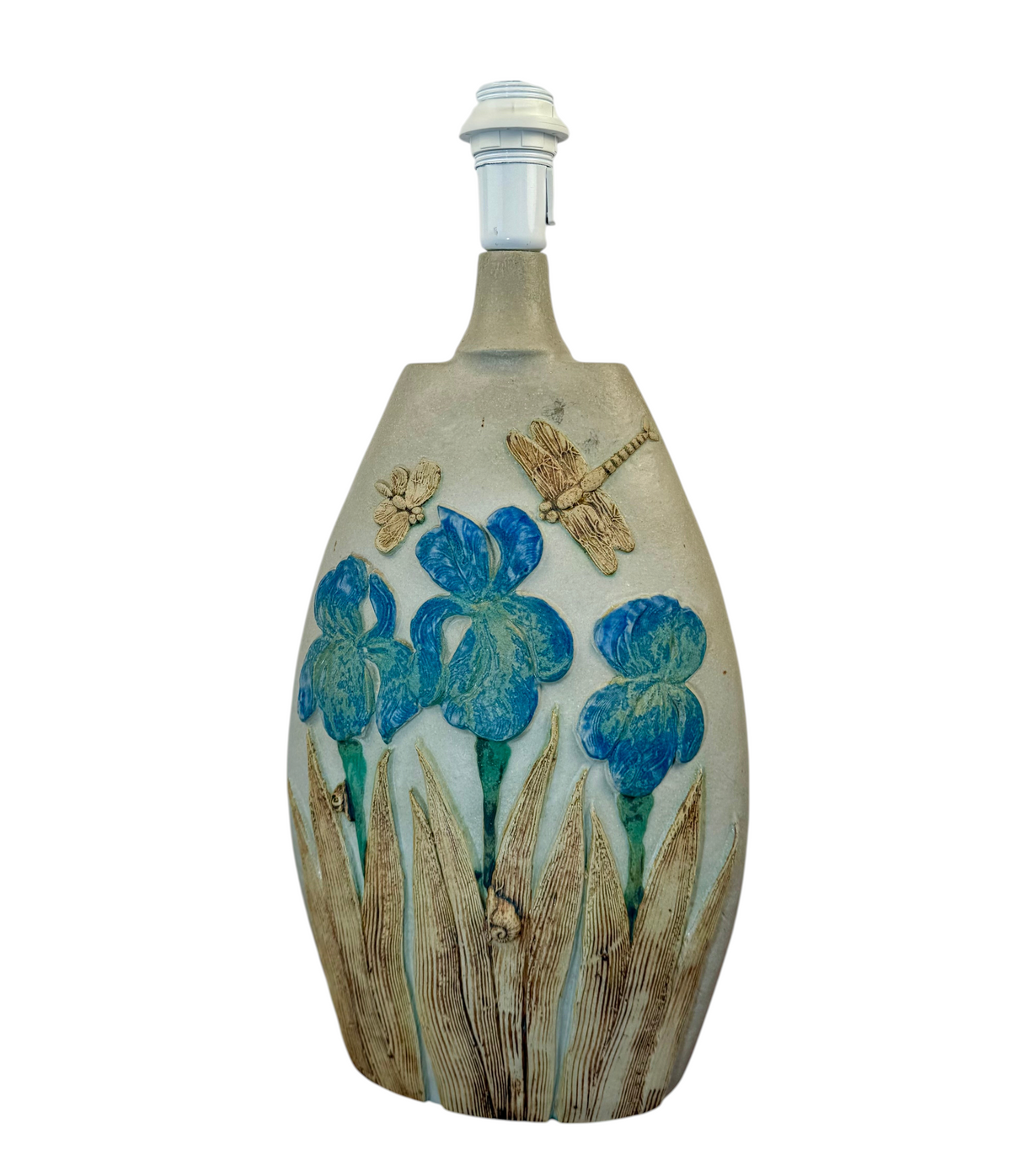 Modighus.se vintage keramiklampa av Bernard Rooke med reliefmotiv av blå blommor och trollsländor från 1960-talet.