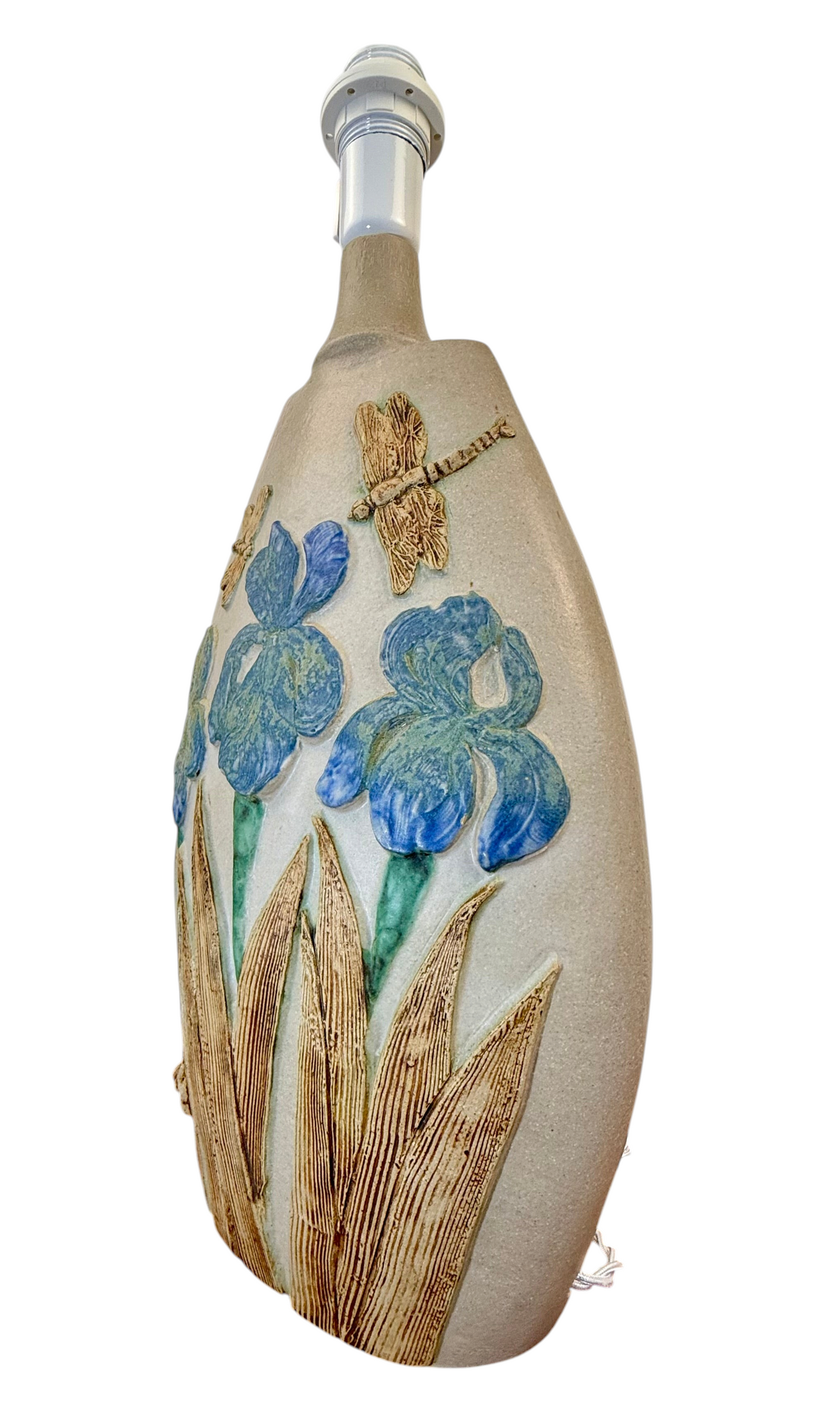 Modighus.se vintage keramiklampa av Bernard Rooke med reliefmotiv av blå blommor och trollsländor från 1960-talet.