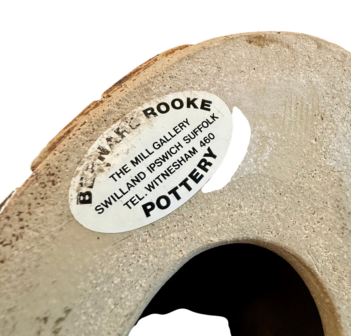Modighus.se originaletikett på undersidan av en vintage Bernard Rooke keramiklampa från 1960-talet