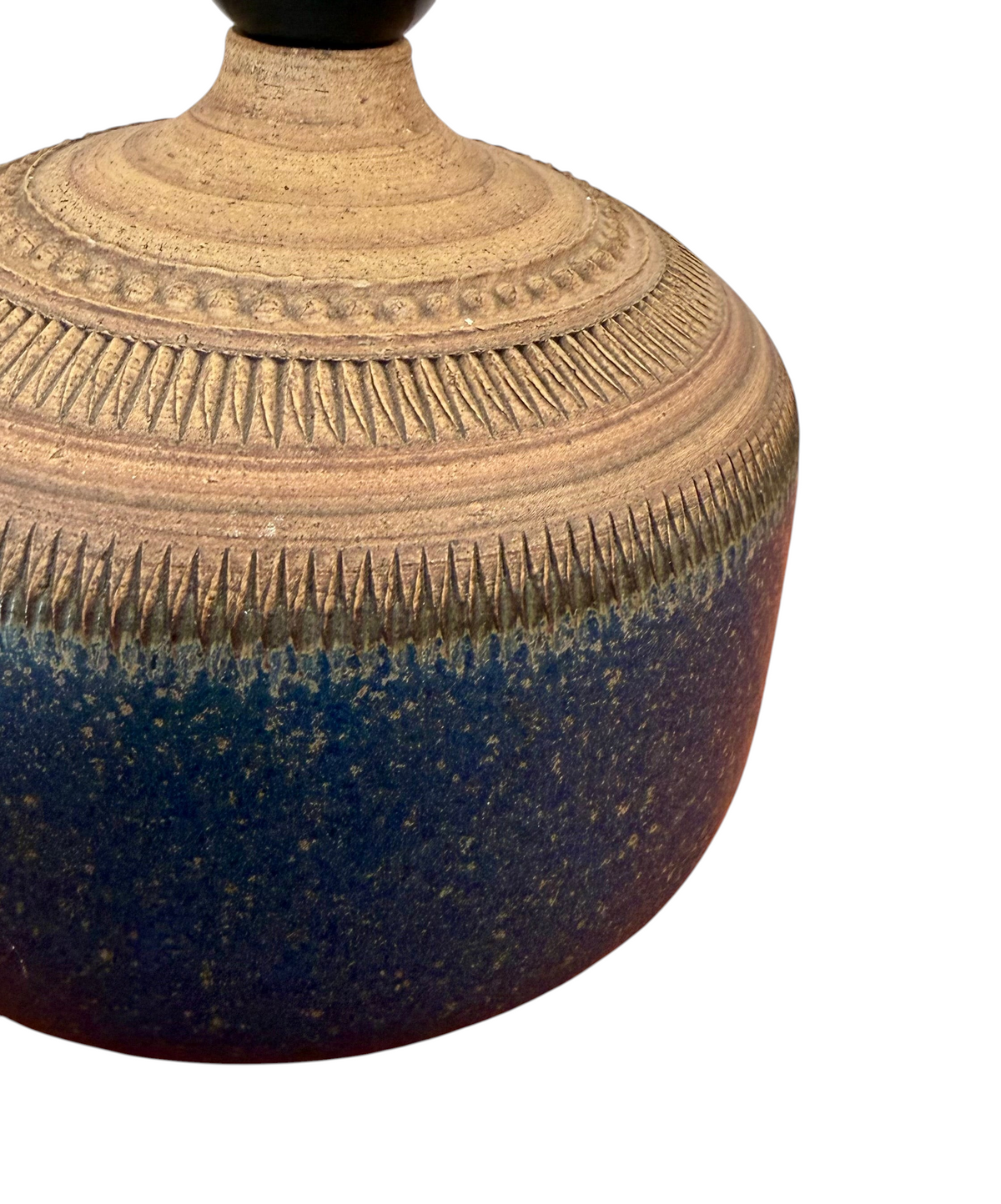 Modighus.se vintage keramiklampa från Klase Höganäs med brun texturerad dekor och blåglaserad bas.
