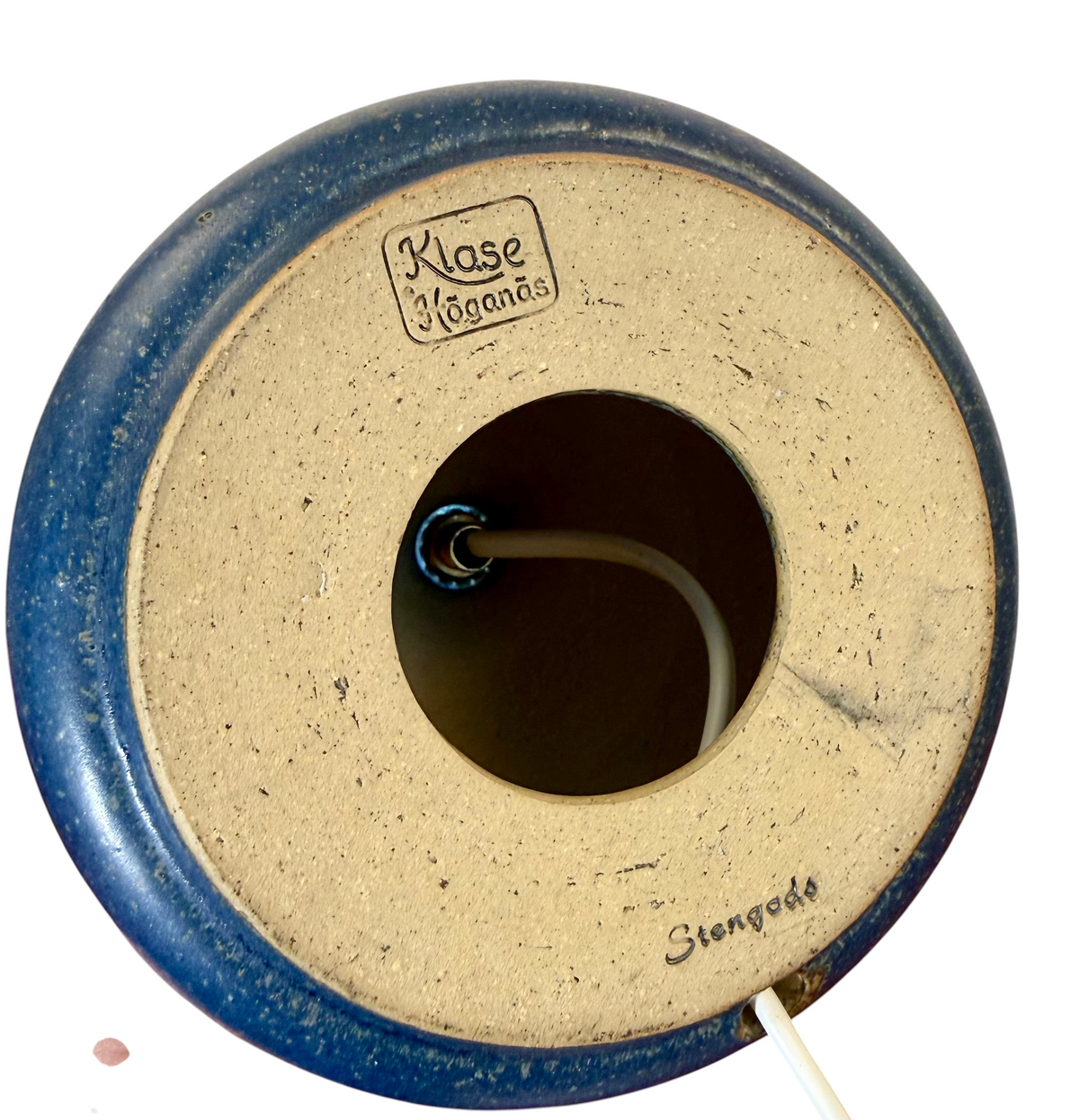 Undersida av Modighus.se keramiklampa från Klase Höganäs med stämpel och blåglaserad kant i vintageskick