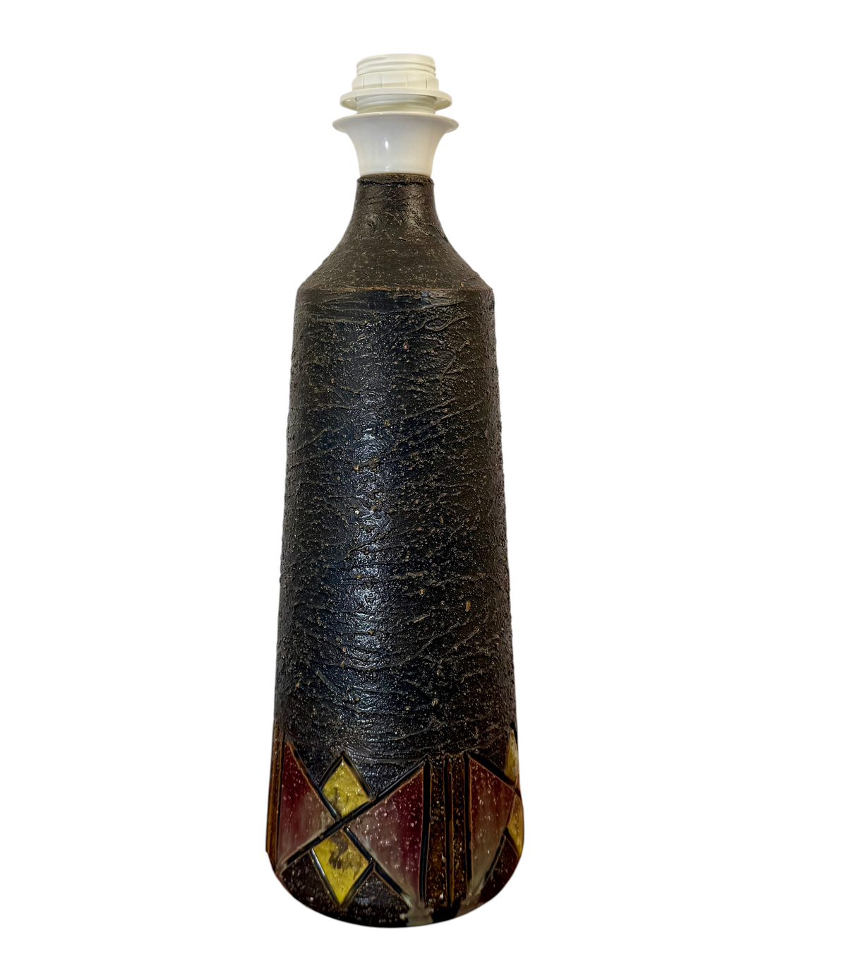 Modighus.se stor keramiklampa från 1960-talet med brun glasyr och dekorativa geometriska mönster vid foten.