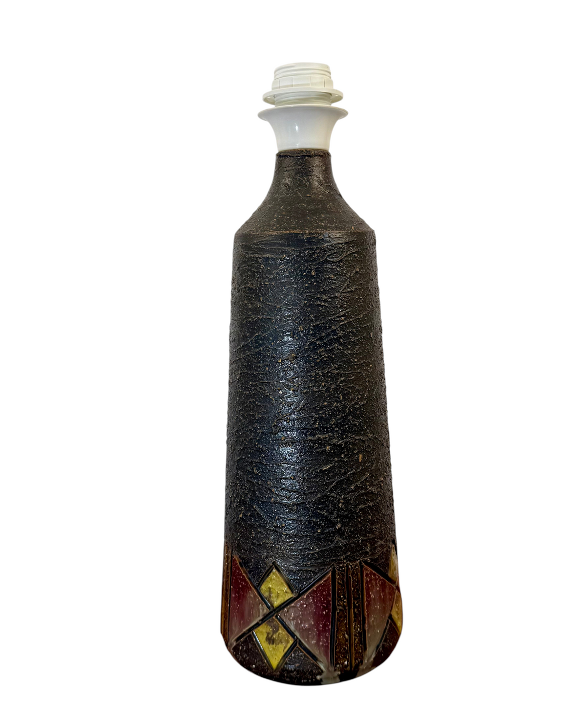 Stor vintage lampfot från Modighus.se i brun keramik med geometriskt mönster i rött och gult från 1960-talet.