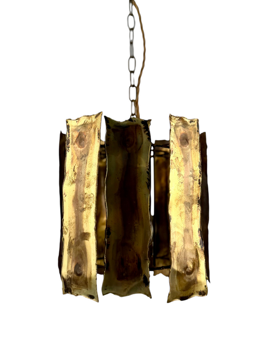 Modighus.se vintage taklampa i mässing med rå, skulptural design från 1960- eller 1970-talet.