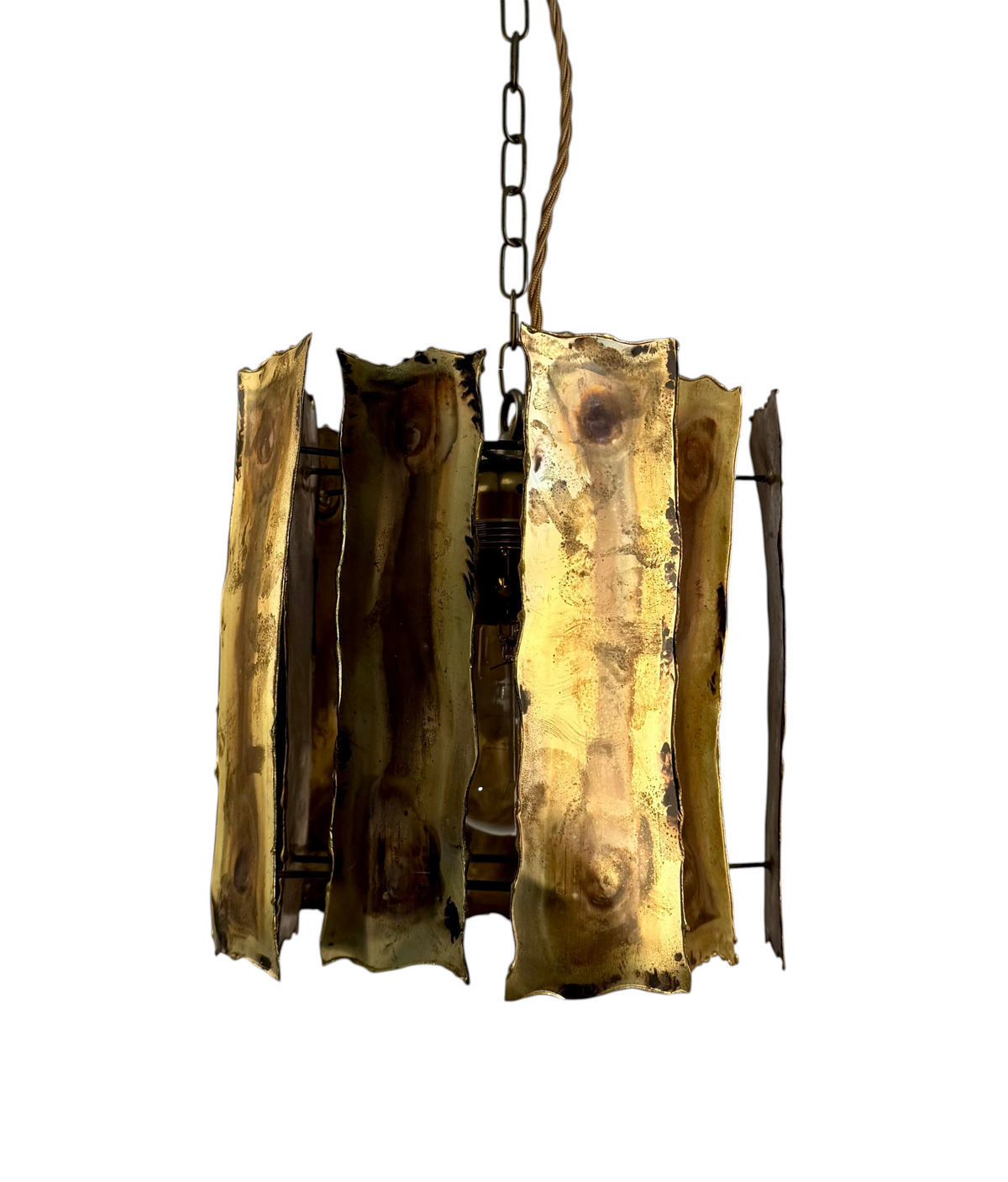 Modighus.se taklampa i rå mässing med skulptural design från 1960- eller 70-talet med kedjeupphängning
