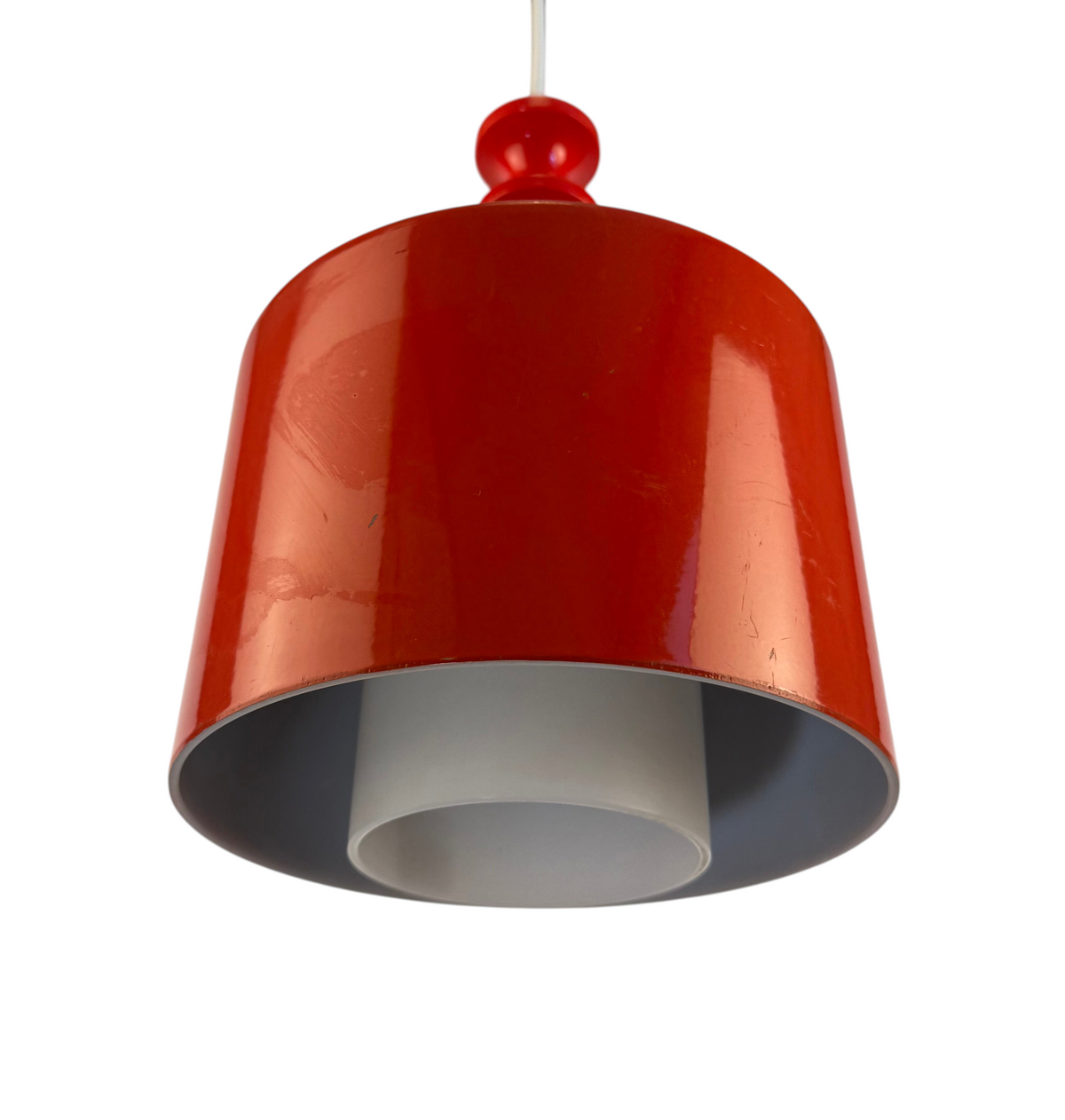 Modighus.se vintage Luxus taklampa i rödlackerad metall med vit innerskärm i akryl från 60-talet.