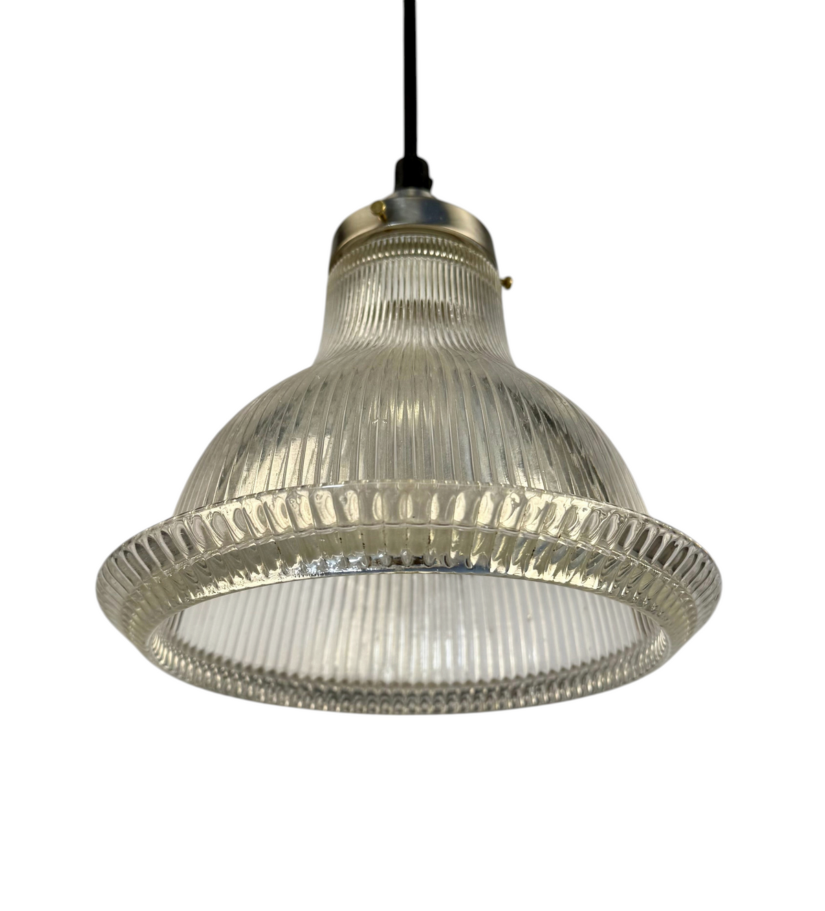 Modighus.se taklampa i pressglas från 40-talet med metallfäste och svart textilkabel i fint vintageskick.