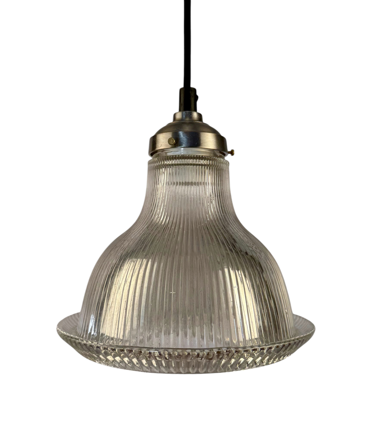 Modighus.se taklampa i pressglas från 40-talet med metallfäste och svart textilkabel i fint vintageskick.
