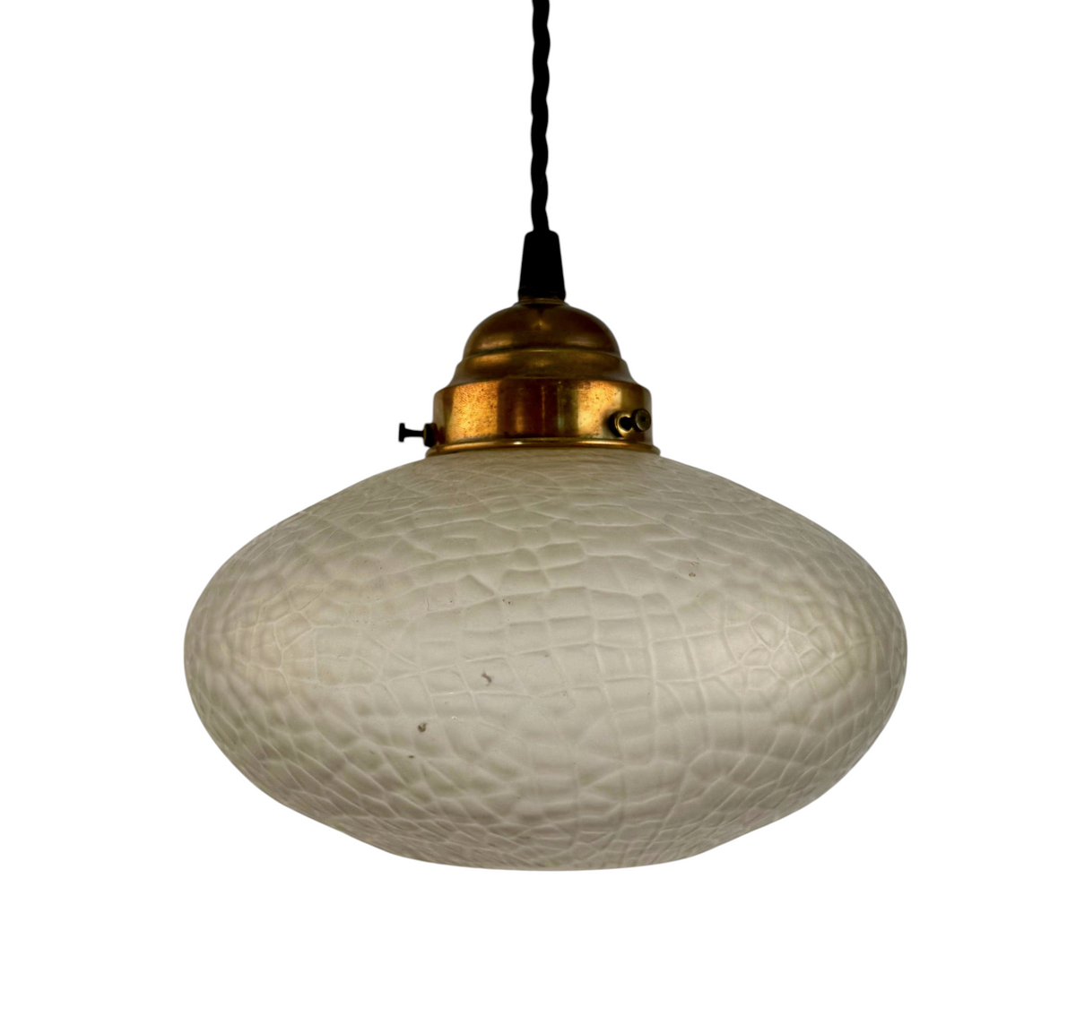 Modighus.se taklampa i vintage 1960-talsstil med frostat mönstrat glas och detaljer i koppar samt svart textilkabel.