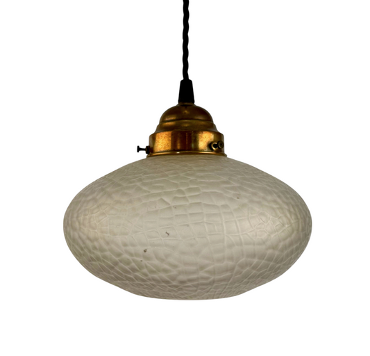 Modighus.se taklampa i vintage 1960-talsstil med frostat mönstrat glas och detaljer i koppar samt svart textilkabel.