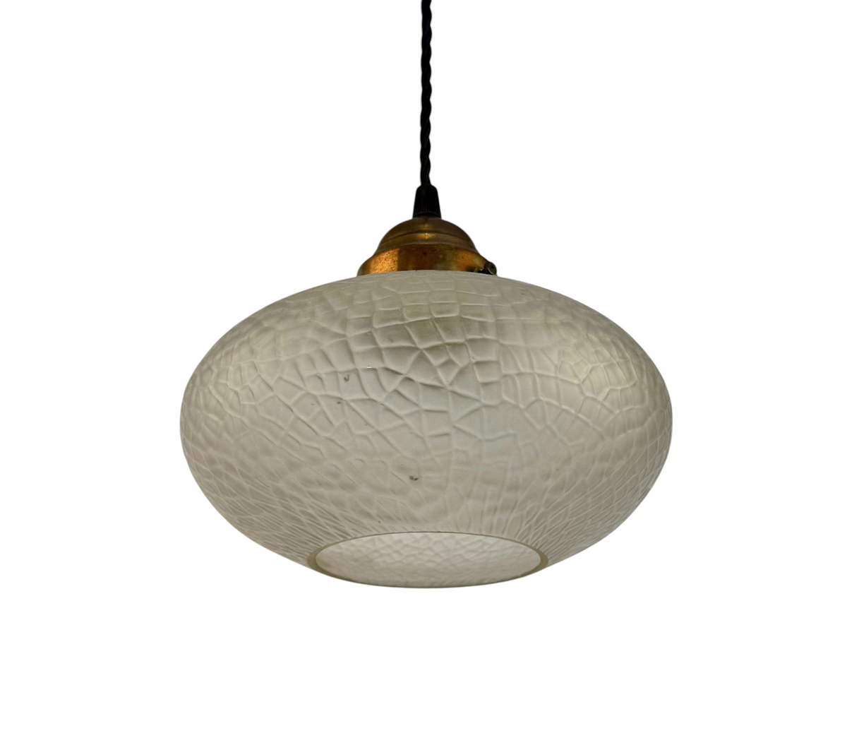 Modighus.se taklampa i 1960-talsstil med frostat mönstrat glas och detaljer i koppar samt svart textilkabel.