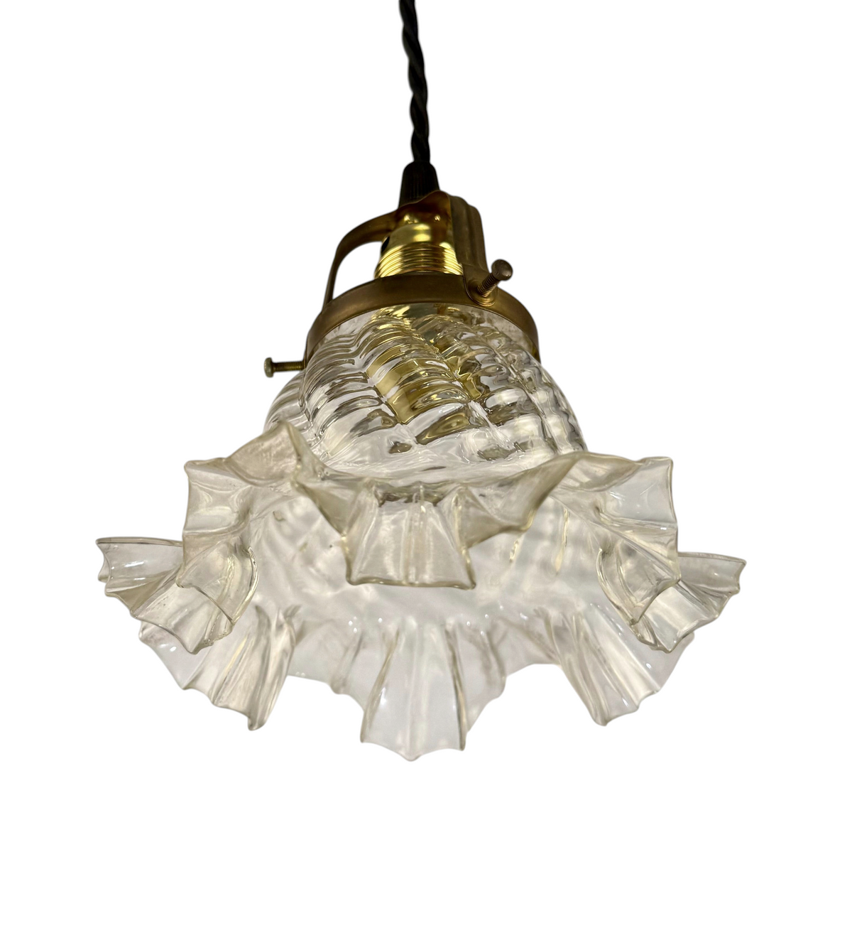 Modighus.se vintage fönsterlampa i klarglas med vågig kant, mässingsdetaljer och svart tvinnad textilsladd.