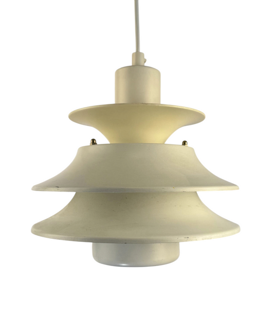 Modighus.se retro taklampa från Lyskær Belysning i matt vit plåt med tidstypisk 1960-talsdesign i våningsmodell