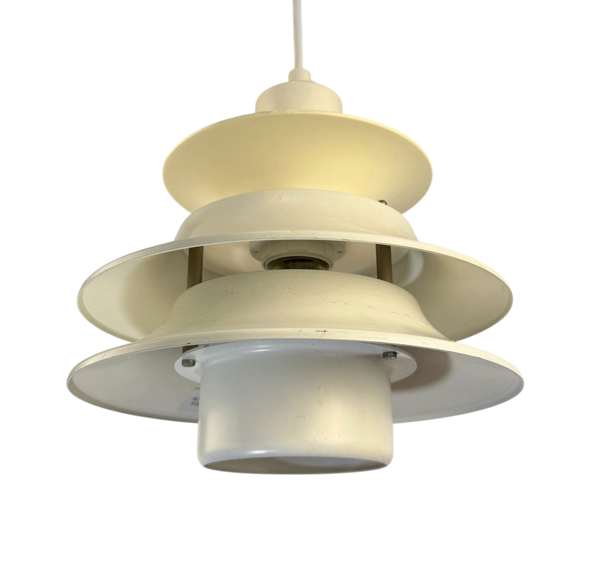 Modighus.se retro taklampa från Lyskær Belysning i matt vit plåt med tidstypisk 1960-talsdesign i flera skikt.