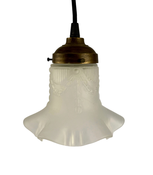 Modighus.se fönsterlampa i frostat glas med dekorativa mönster och mässingsdetaljer från 1960-talet.
