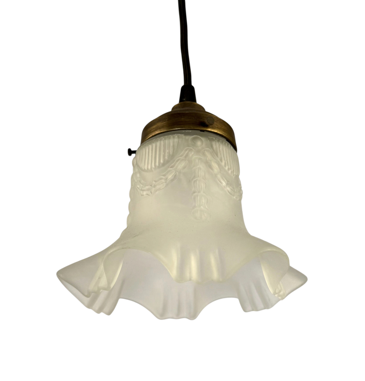 Modighus.se vintage fönsterlampa i frostat dekorerat glas med mässingsdetaljer och svart kabel från 1960-talet.