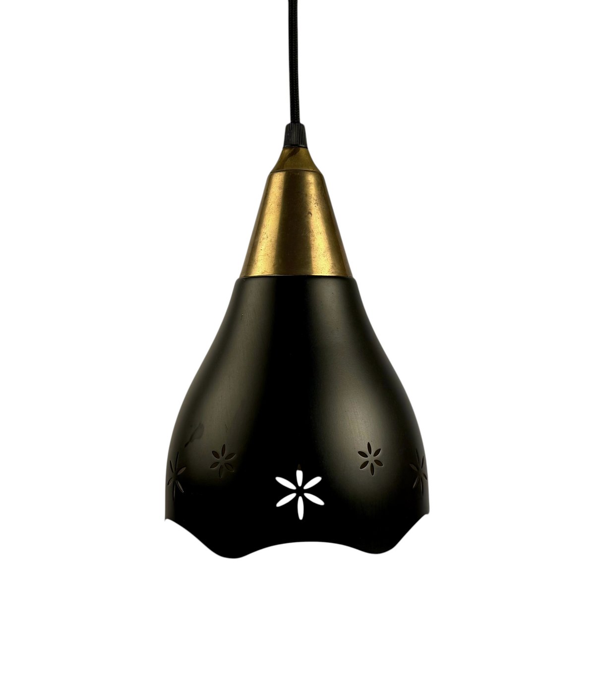 Modighus.se retro taklampa i svart perforerad metall med mässingsdetaljer och svart textilsladd från 1960-talet.
