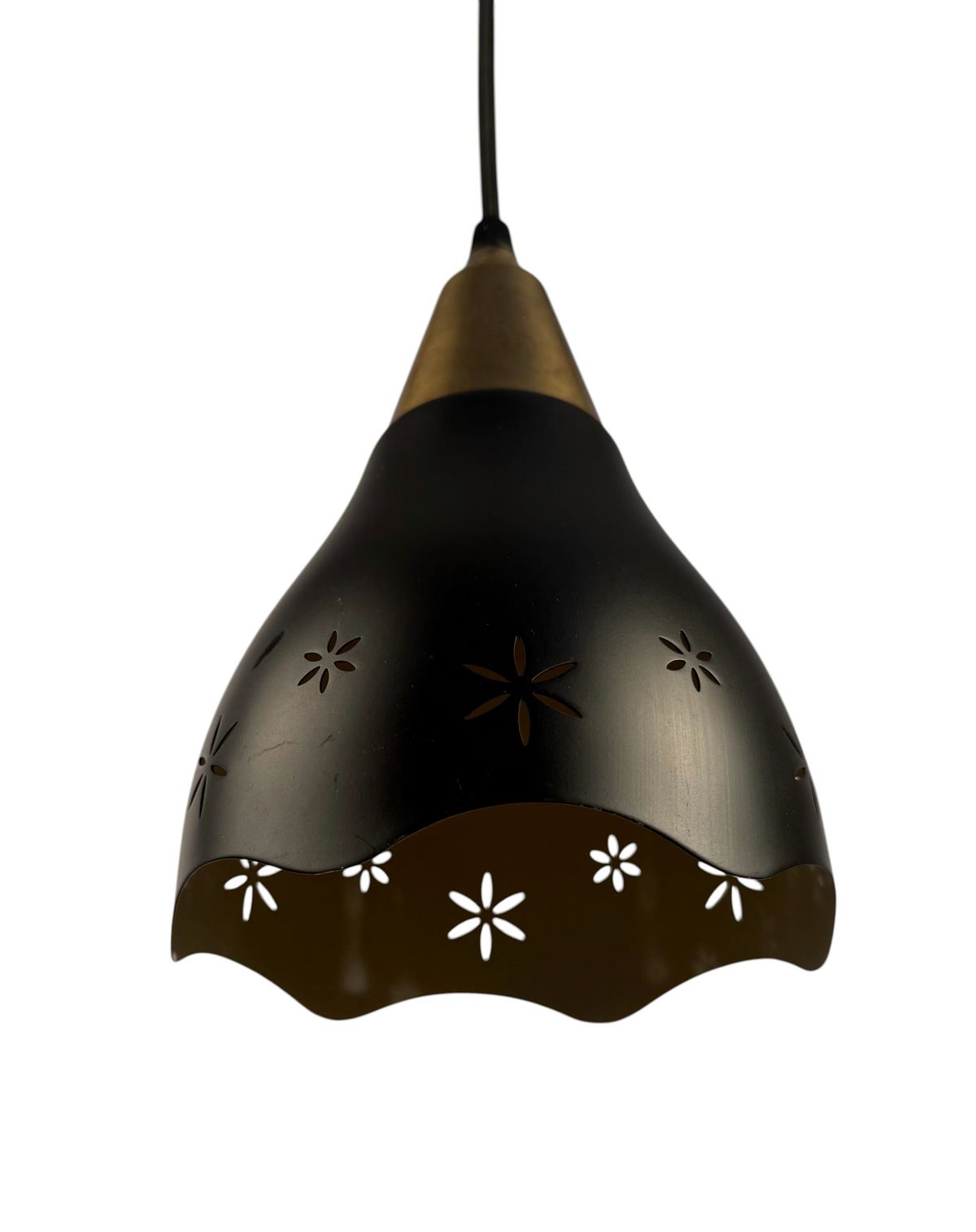 Modighus.se retro taklampa i svart perforerad metall med mässingsdetaljer och blommönster från 1960-talet