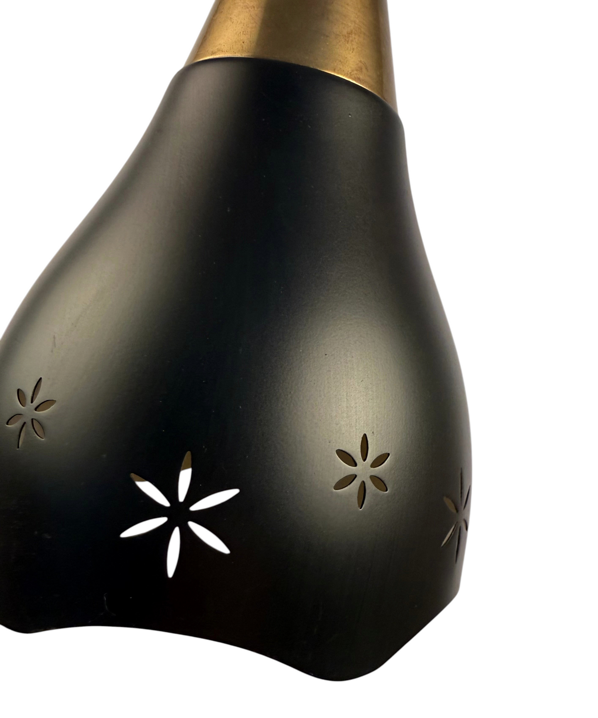 Modighus.se retro lampa i svart perforerad metall med mässingsdetaljer och blommönstrade utskärningar