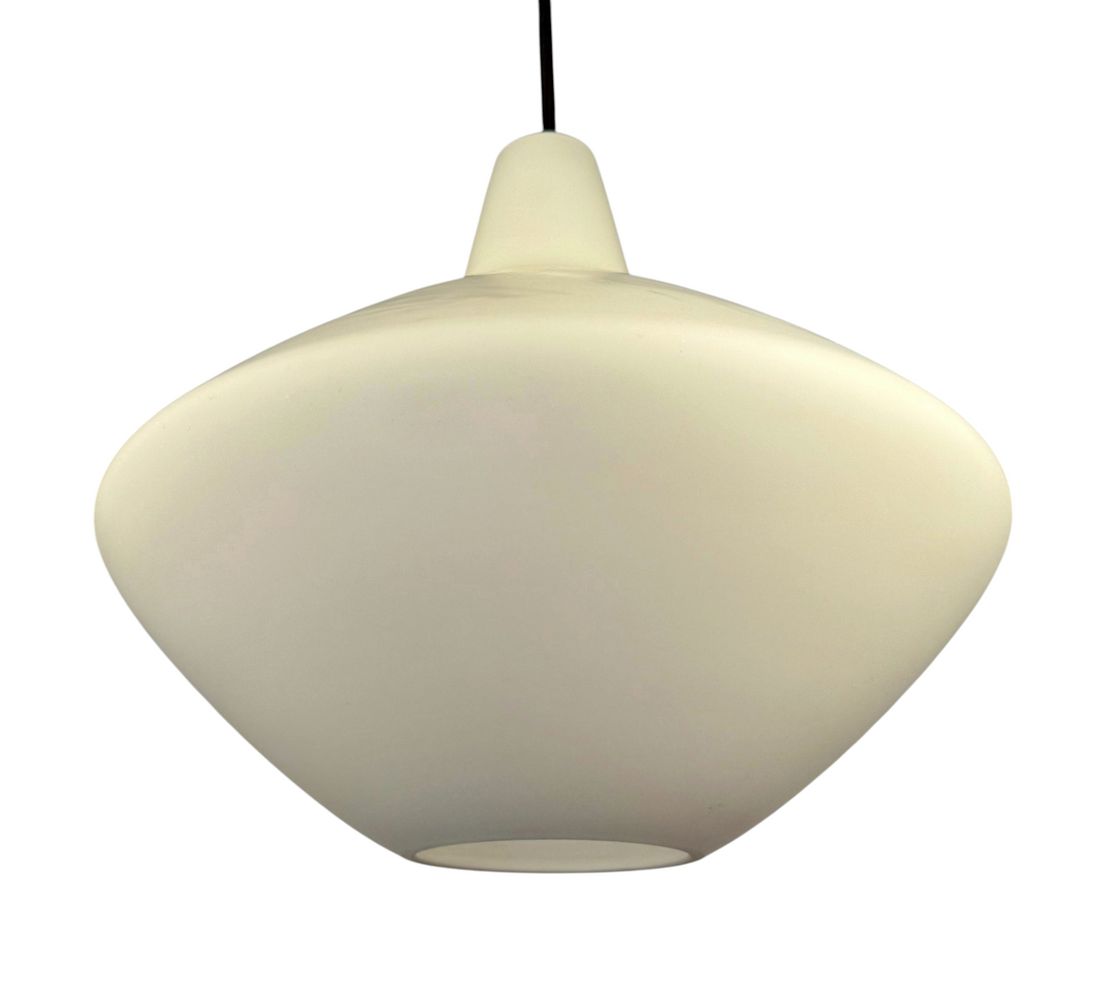 Modighus.se Onion taklampa i vitt opalglas designad av Lisa Johansson-Pape för ASEA, 1960-tal.