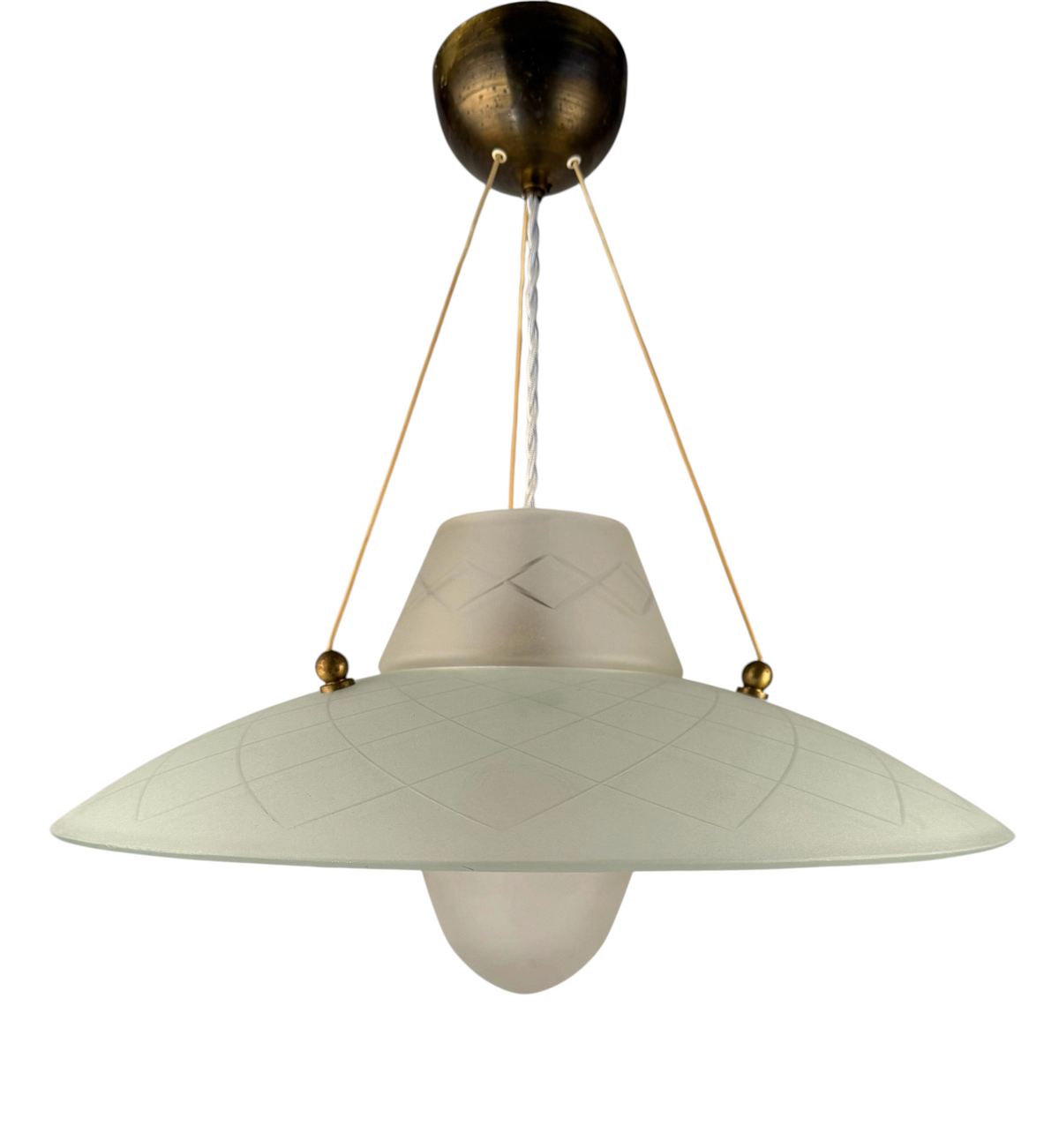 Modighus.se vintage taklampa i frostat glas med geometriskt mönster och vit tvinnad textilkabel från 30/40-talet.